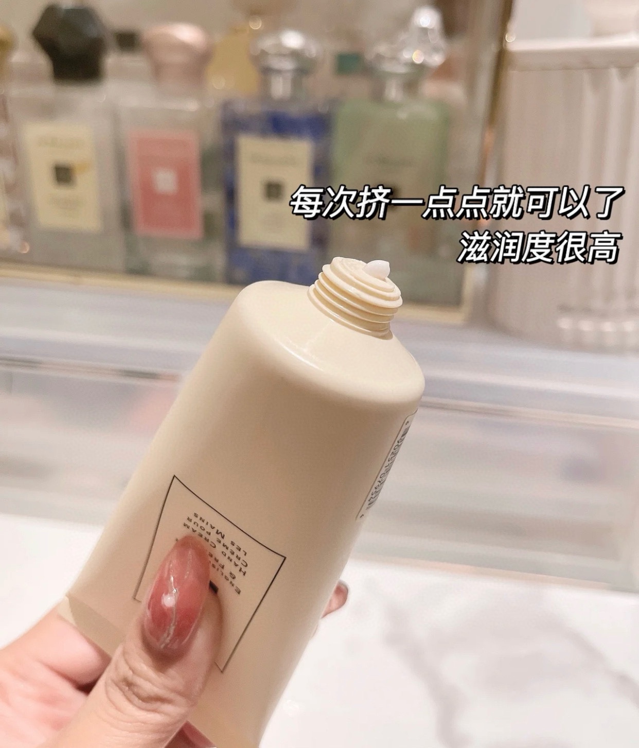 听我说,我个人一年四季出门包包里必备得一定有护手霜,家里我也是随处都放了护手霜,每次洗完手一定要抹护手霜的 3