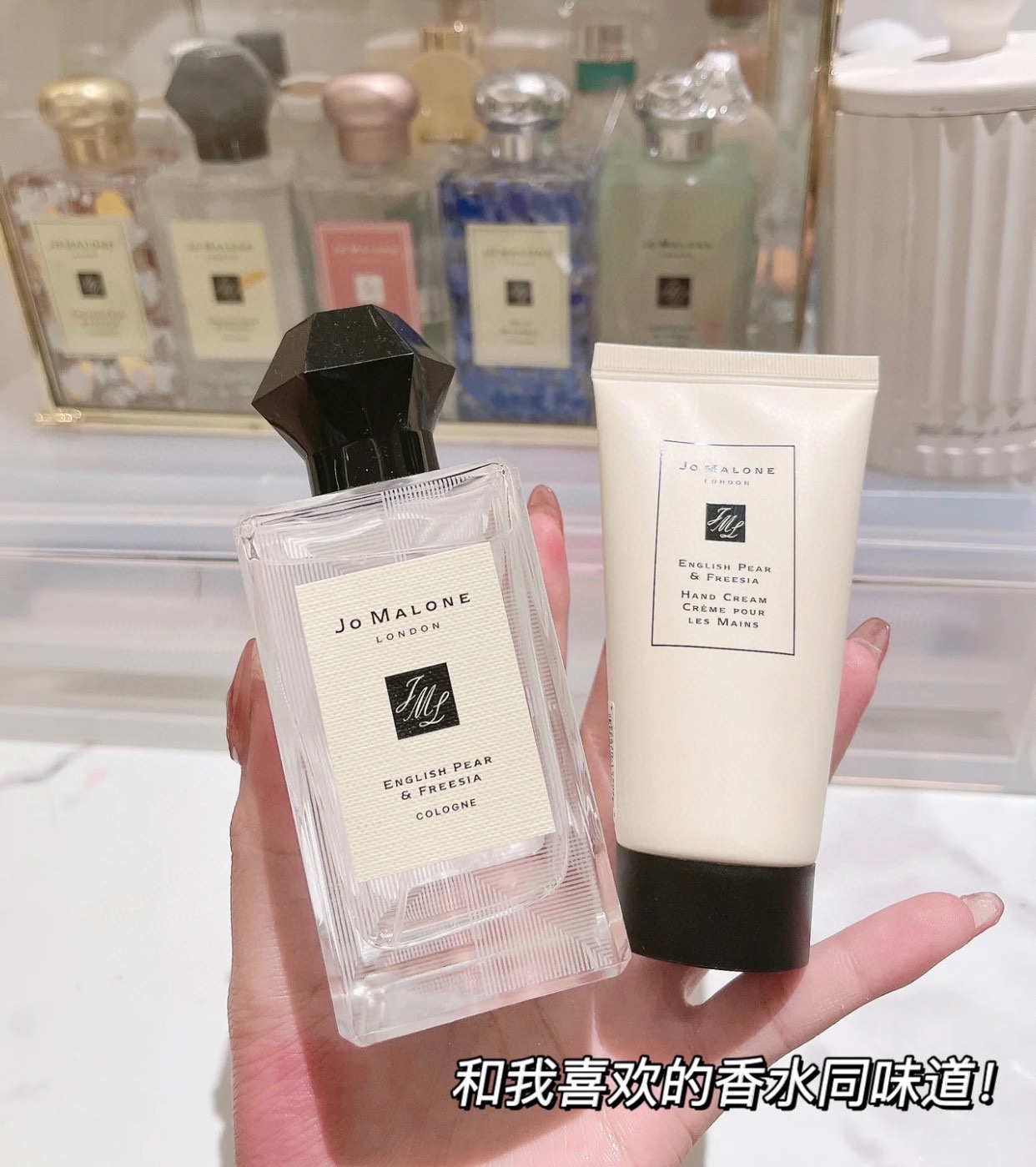听我说,我个人一年四季出门包包里必备得一定有护手霜,家里我也是随处都放了护手霜,每次洗完手一定要抹护手霜的 2