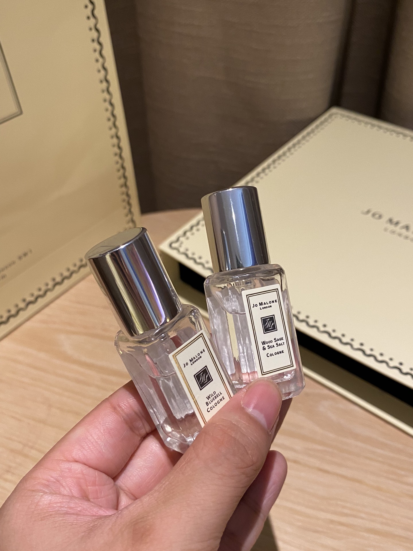 Includes two 9ml fragrances fitted with spray atomizers - Comprehensive 2