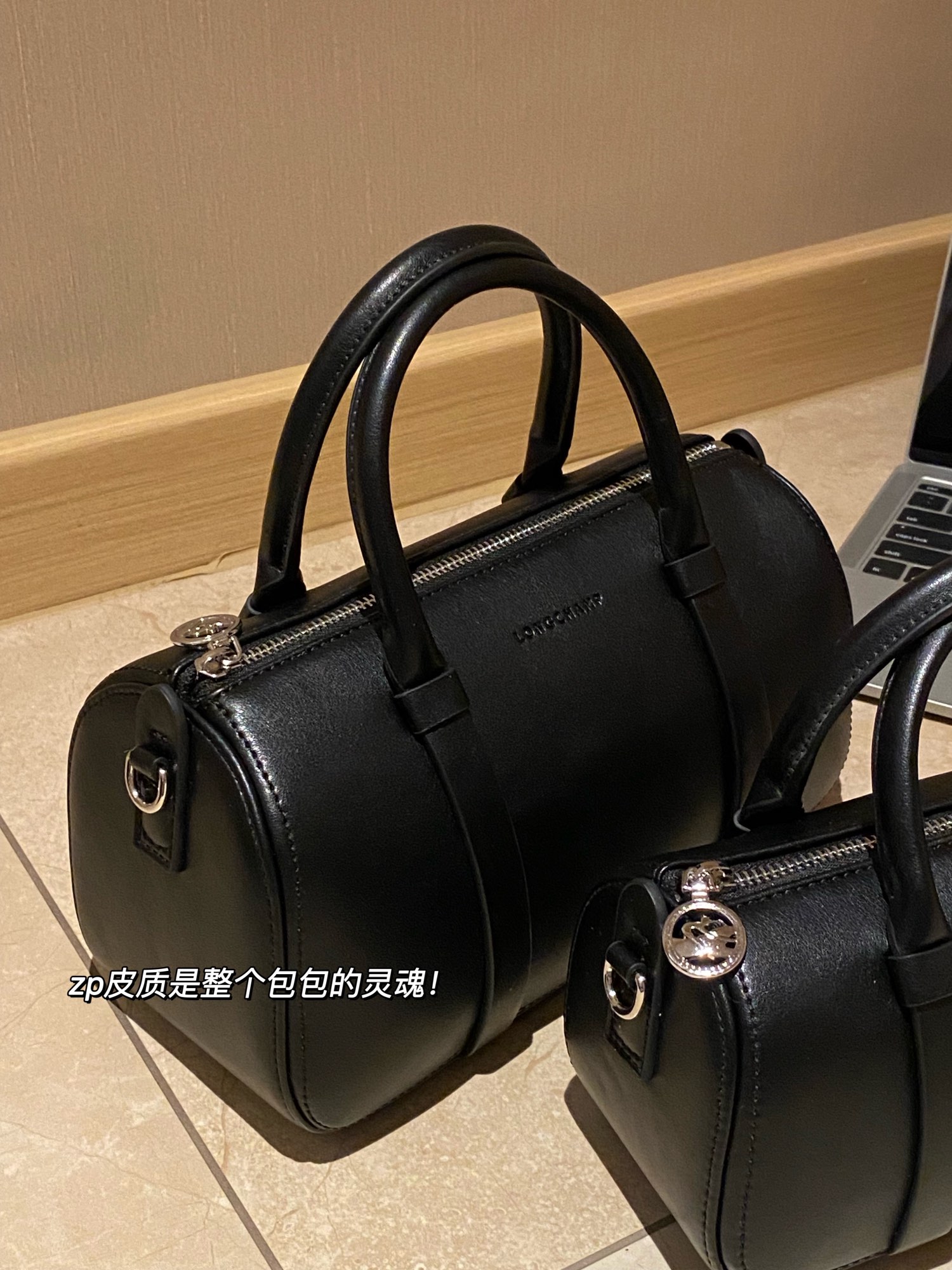 zp皮质是整个包包的灵魂,zp一定采用的是进口小牛皮,包很挺型,拉力很足 2