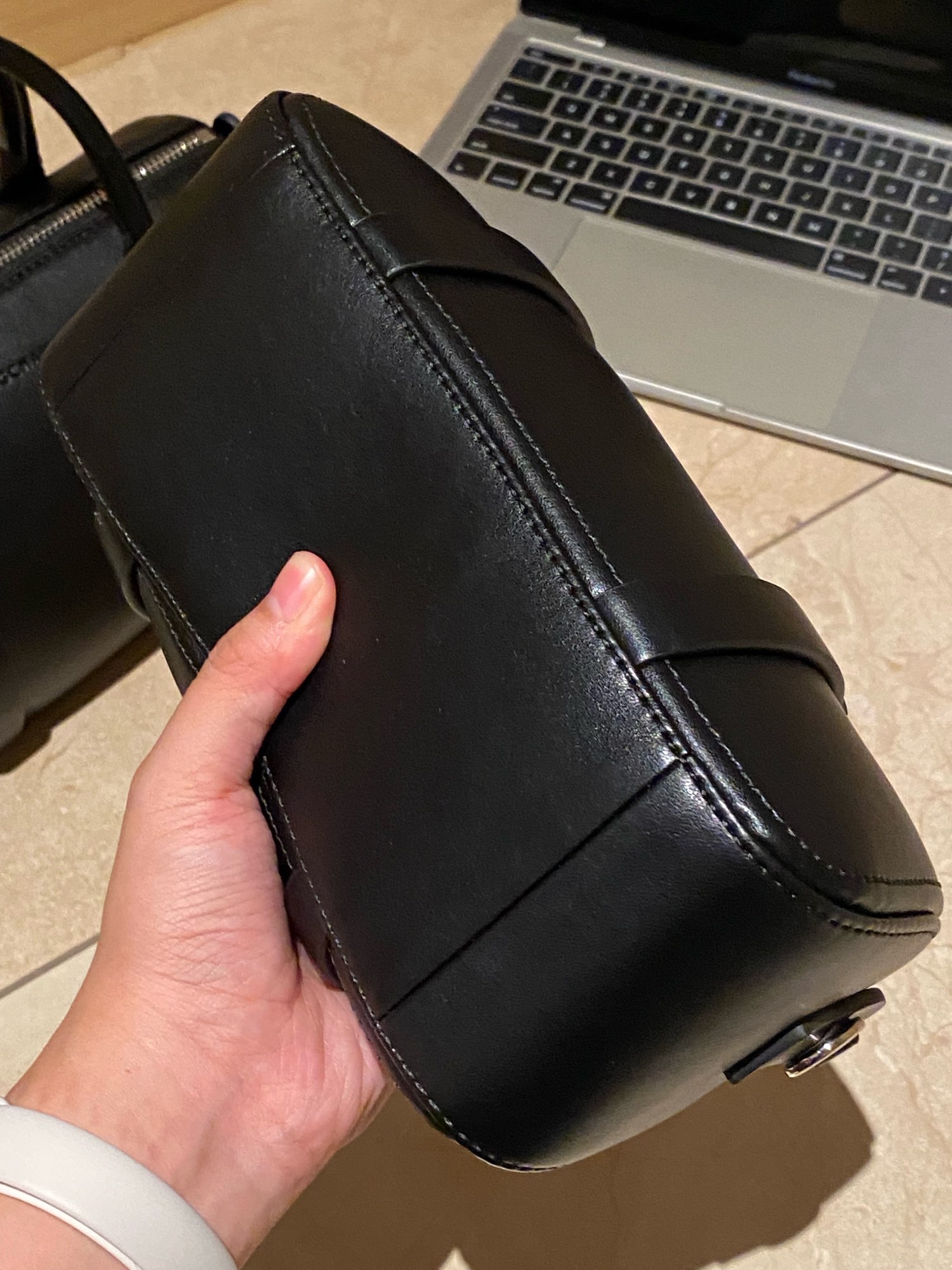 zp皮质是整个包包的灵魂,zp一定采用的是进口小牛皮,包很挺型,拉力很足 6