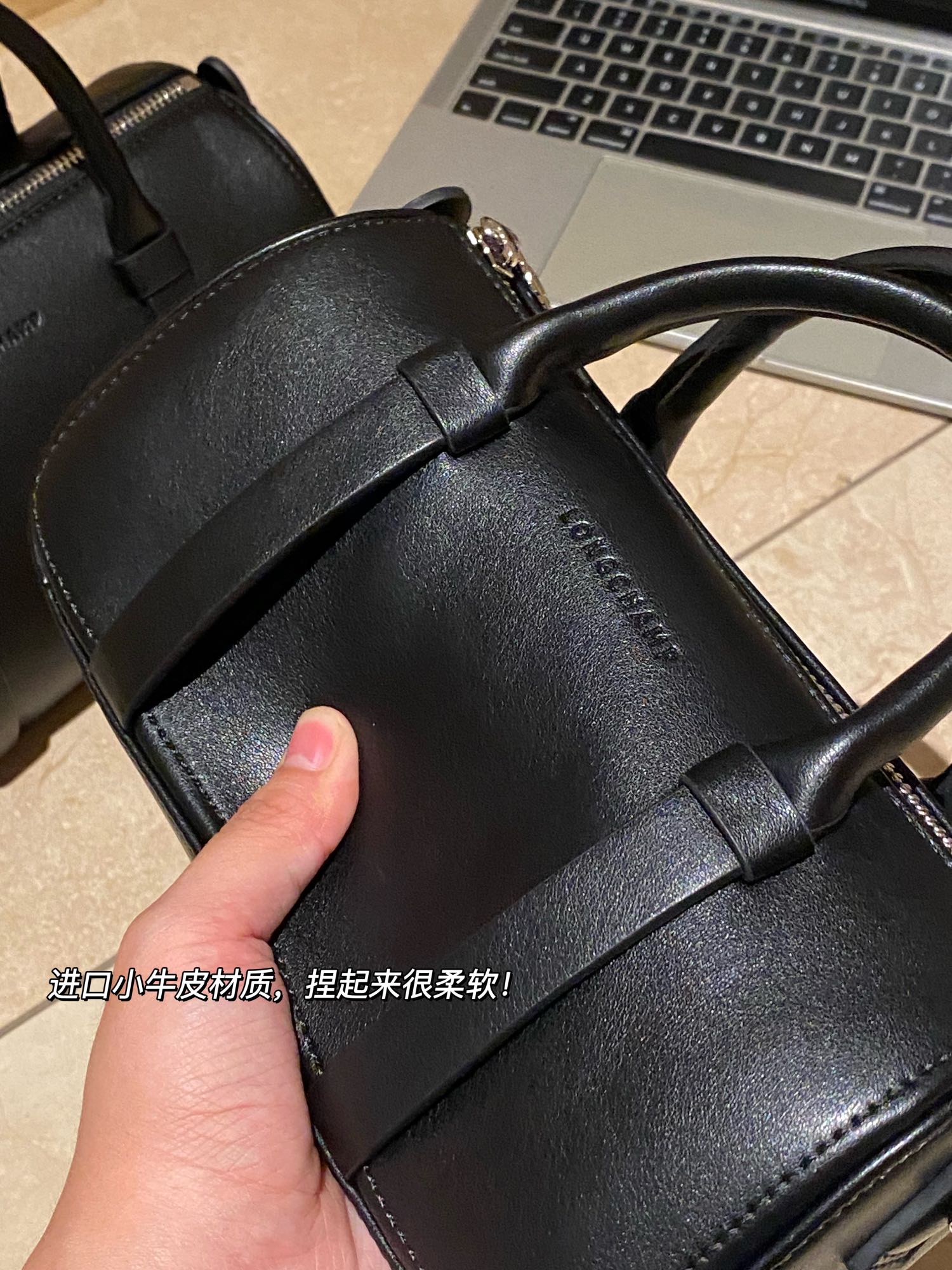 zp皮质是整个包包的灵魂,zp一定采用的是进口小牛皮,包很挺型,拉力很足 4