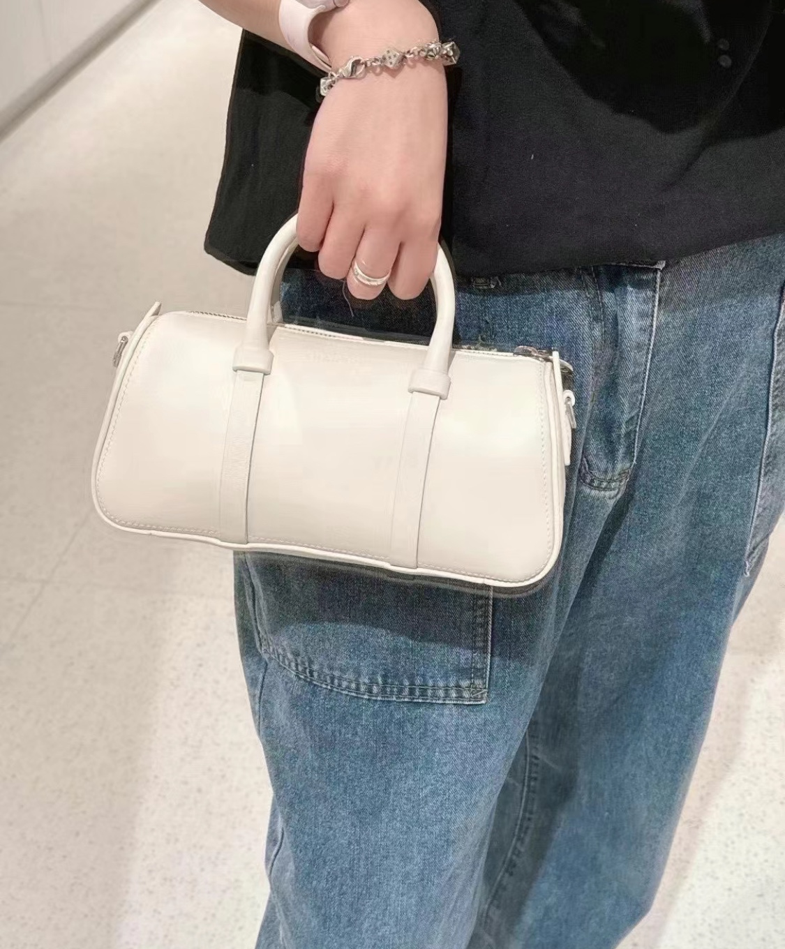 A refined and versatile Boston bag featuring a vintage-inspired design - Comprehensive 7