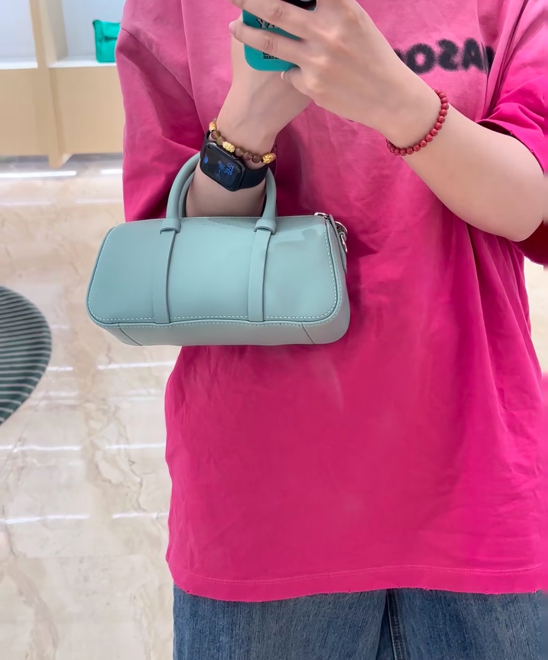 A refined and versatile Boston bag featuring a vintage-inspired design - Comprehensive 2