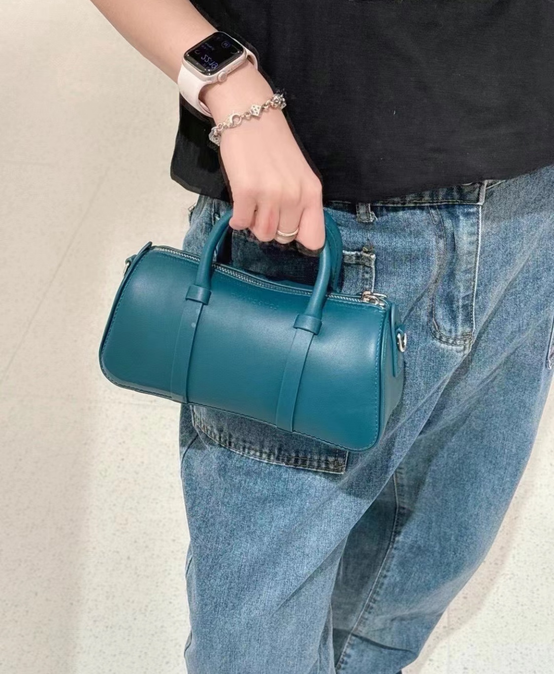 A refined and versatile Boston bag featuring a vintage-inspired design - Comprehensive 6