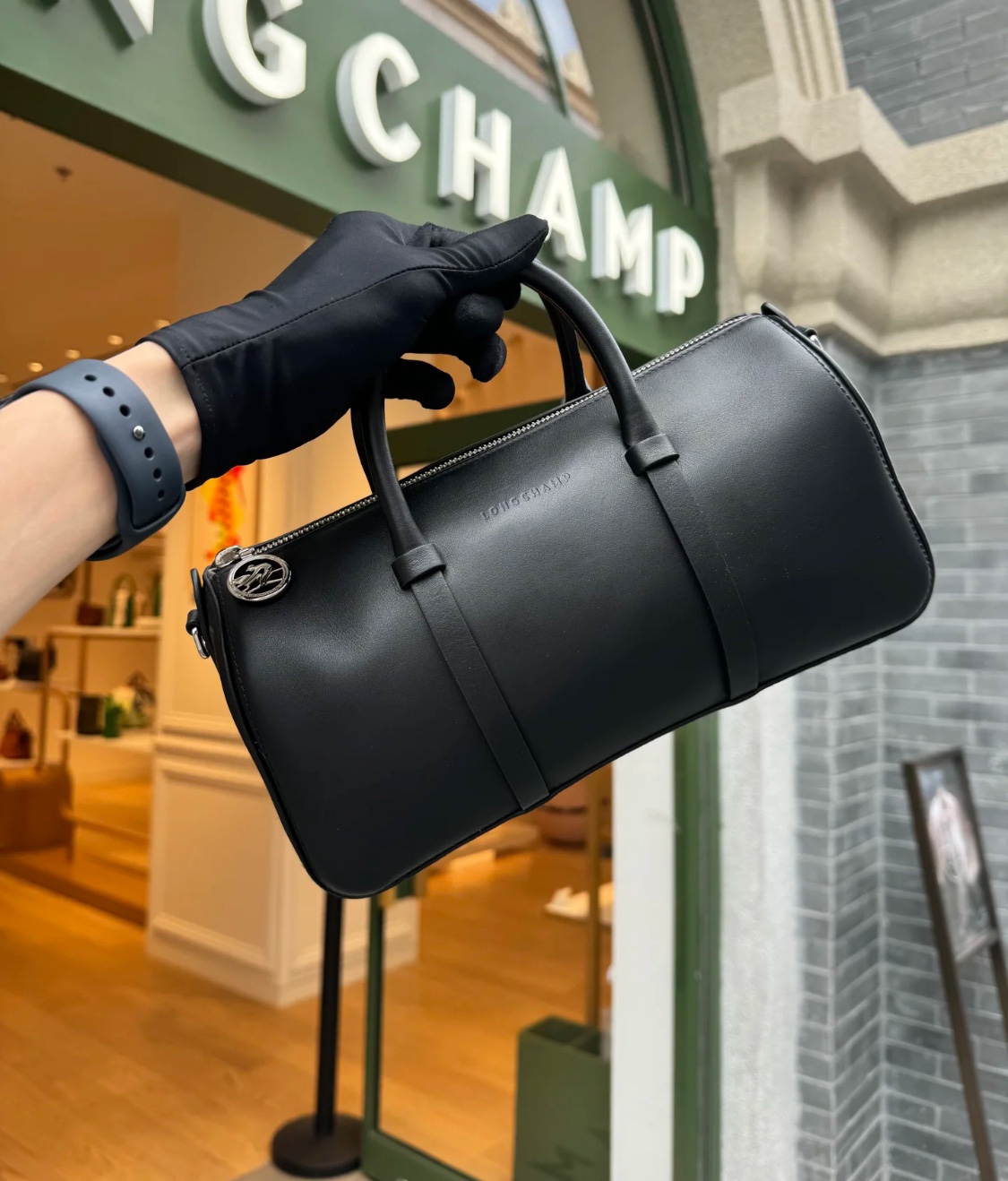 A refined and versatile Boston bag featuring a vintage-inspired design - Comprehensive 8