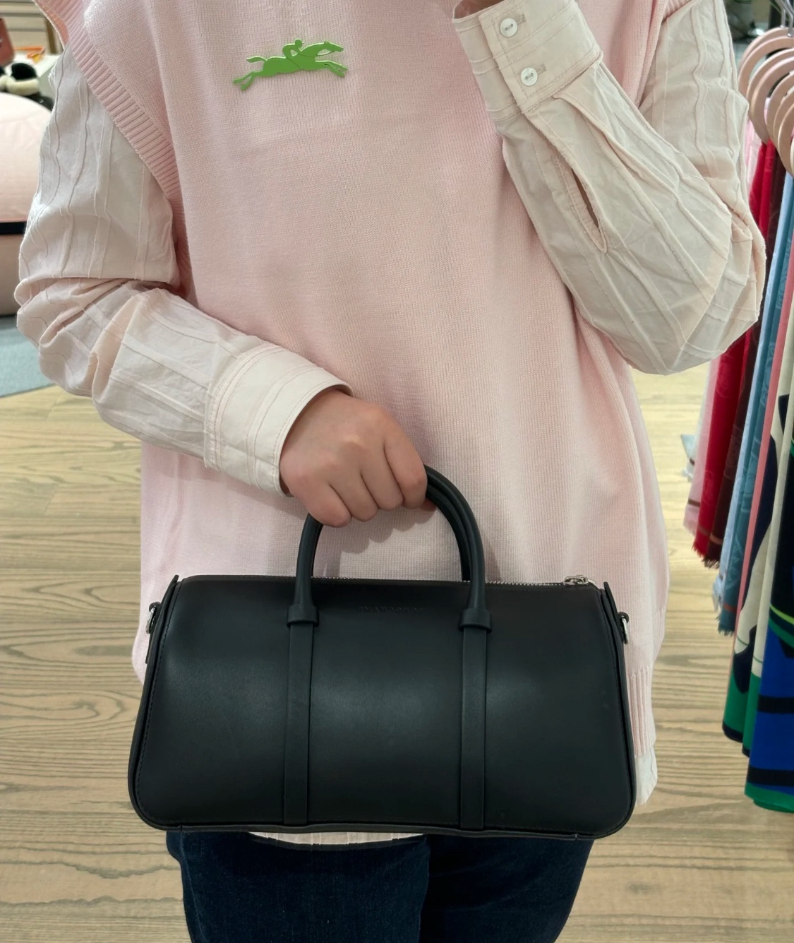 A refined and versatile Boston bag featuring a vintage-inspired design - Comprehensive 9