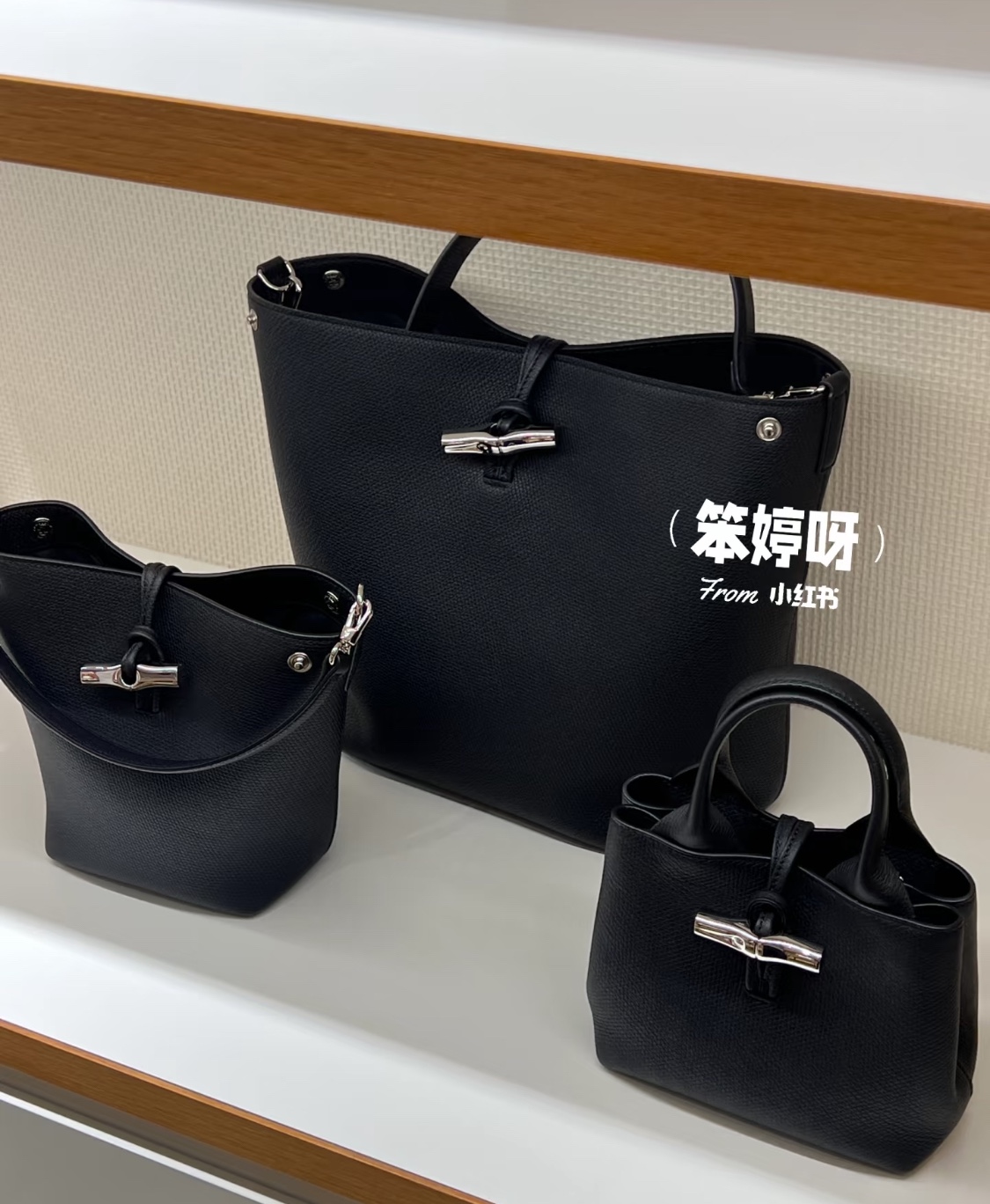 包上用一枚竹节扣控制开合,再无其他五金装饰,一看就是珑骧惯用的五金 4