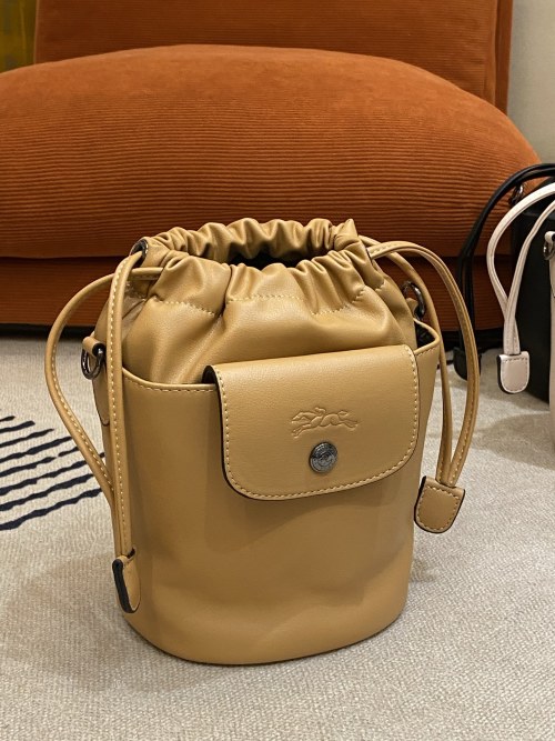 Longchamp Épure Leather Bucket Bag with Drawstring – Compact and Stylish