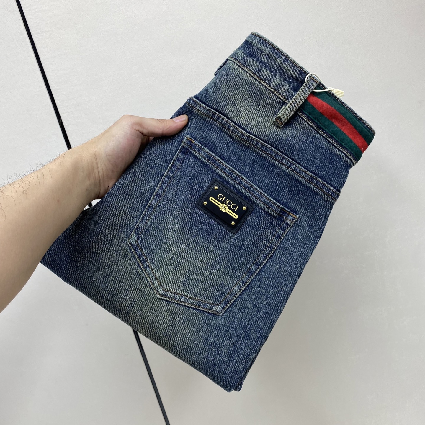 NO:936766,[Top version] There are 29 non-refundable and non-exchangeable. 2025 autumn and winter European counter new style, super A purchasing level overseas trading company order source, top original order high-end men's customized fashion slim small straight jeans 2856 color heavy craftsman fried sand washed, picture color size 28-38 fabric denim washed jeans!  Luxurious experience. Customer-supplied trade channel. The simple and charming classic trousers are made of customer-supplied denim denim. The texture is thick, comfortable and breathable. The high-quality craftsmanship is top-notch, and the overall is very exquisite. The cuffing design of both the inside and outside is tight, and the use of poly-strand needle edge sealing technology highlights the luxury inner charm of the brand. The brand logo is full and thick, and the chiseled buttons are thick and rigorous, which brings a new fashion taste to this ordinary trousers!  The excipients are complete with three standards,,jeans,19860909【顶级版本】有29 不退不换. 2025秋冬欧洲专柜新款 超A代购级别海外贸易公司订单货源,顶级原单高端男士定制时尚修身小直筒牛仔裤2856 颜色重工艺炒沙洗水,图片色 尺码28-38 面料丹宁水洗牛仔裤！奢华体验.客供贸易渠道,简约魅力的经典裤装采用客供丹宁牛仔 质感厚实舒适及透气效果也非常的好.高品质工艺化的裁剪堪称一流,整体非常精致,内外兼修铐边设计严丝合缝,运用聚股械针封边工艺彰显品牌奢华内在魅力品牌Logo字眼饱满厚实,凿刻型钮扣厚实严谨,给本平庸无奇的裤装带来了全新时尚品味！ 辅料三标齐全,,jeans,,Men's clothing