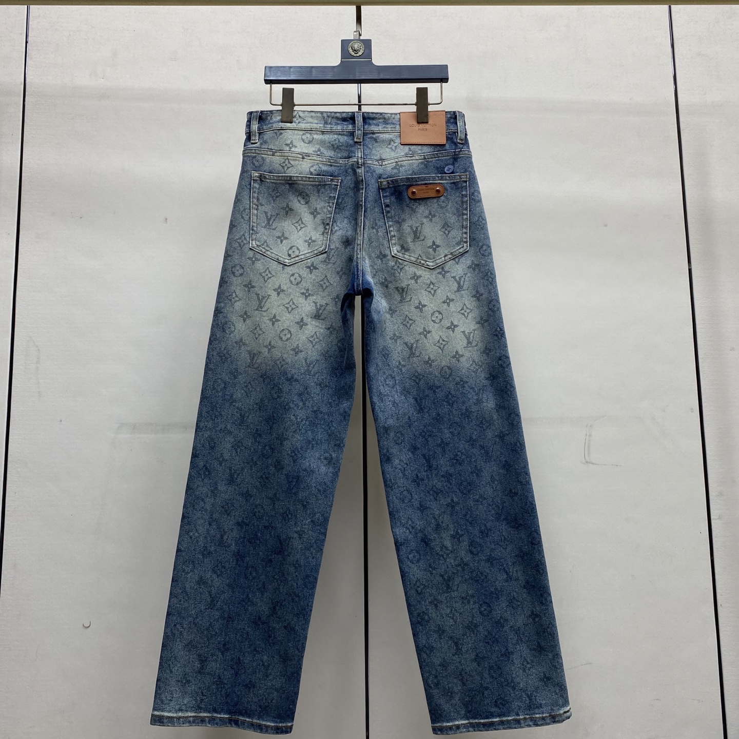 NO:936706,[Top Version] 2026 Autumn and Winter European Counter New Style, Super A Purchasing Level Overseas Trading Company Order Source, Top Original High-end Men's Customized Fashion Slim Small Straight Jeans 6943 Color Heavy Craftsmanship Fried Sand Washed, Picture Color Size 29-40 Fabric Denim Washed Jeans!  Luxurious experience. Customer-supplied trade channel. The simple and charming classic trousers are made of customer-supplied denim denim. The texture is thick, comfortable and breathable. The high-quality craftsmanship is top-notch, and the overall is very exquisite. The cuffing design of both the inside and outside is tight, and the use of poly-strand needle edge sealing technology highlights the luxury inner charm of the brand. The brand logo is full and thick, and the chiseled buttons are thick and rigorous, which brings a new fashion taste to this ordinary trousers!  The excipients are complete with three standards,,jeans,19860909【顶级版本】2026秋冬欧洲专柜新款 超A代购级别海外贸易公司订单货源,顶级原单高端男士定制时尚修身小直筒牛仔裤6943 颜色重工艺炒沙洗水,图片色 尺码29-40 面料丹宁水洗牛仔裤！奢华体验.客供贸易渠道,简约魅力的经典裤装采用客供丹宁牛仔 质感厚实舒适及透气效果也非常的好.高品质工艺化的裁剪堪称一流,整体非常精致,内外兼修铐边设计严丝合缝,运用聚股械针封边工艺彰显品牌奢华内在魅力品牌Logo字眼饱满厚实,凿刻型钮扣厚实严谨,给本平庸无奇的裤装带来了全新时尚品味！ 辅料三标齐全,,jeans,,Men's clothing