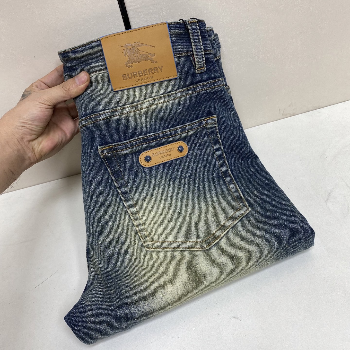NO:936700,[Top version]. 2026 Autumn and Winter European Counter New Style, Super A Purchasing Level Overseas Trading Company Order Source, Top Original High-end Men's Customized Fashion Slim Small Straight Jeans 6932 Color Heavy Craftsmanship Fried Sand Washed, Picture Color Size 29-40 Fabric Denim Washed Jeans!  Luxurious experience. Customer-supplied trade channel. The simple and charming classic trousers are made of customer-supplied denim denim. The texture is thick, comfortable and breathable. The high-quality craftsmanship is top-notch, and the overall is very exquisite. The cuffing design of both the inside and outside is tight, and the use of poly-strand needle edge sealing technology highlights the luxury inner charm of the brand. The brand logo is full and thick, and the chiseled buttons are thick and rigorous, which brings a new fashion taste to this ordinary trousers!  The excipients are complete with three standards,,jeans,19860909【顶级版本】. 2026秋冬欧洲专柜新款 超A代购级别海外贸易公司订单货源,顶级原单高端男士定制时尚修身小直筒牛仔裤6932 颜色重工艺炒沙洗水,图片色 尺码29-40 面料丹宁水洗牛仔裤！奢华体验.客供贸易渠道,简约魅力的经典裤装采用客供丹宁牛仔 质感厚实舒适及透气效果也非常的好.高品质工艺化的裁剪堪称一流,整体非常精致,内外兼修铐边设计严丝合缝,运用聚股械针封边工艺彰显品牌奢华内在魅力品牌Logo字眼饱满厚实,凿刻型钮扣厚实严谨,给本平庸无奇的裤装带来了全新时尚品味！ 辅料三标齐全,,jeans,,Men's clothing