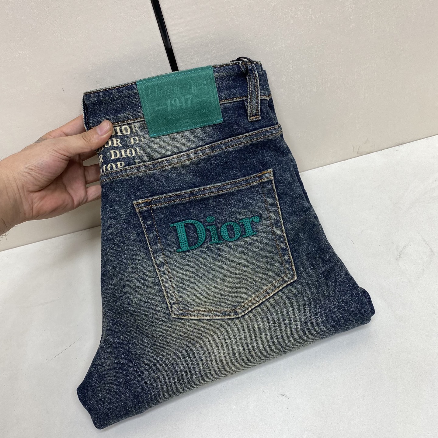 NO:936712,[Top version]. 2026 Autumn and Winter European Counter New Style, Super A Purchasing Level Overseas Trading Company Order Source, Top Original High-end Men's Custom Fashion Slim Small Straight Jeans 868～12 Color Heavy Craftsmanship Fried Sand Washed, Picture Color Size 29-40 Fabric Denim Washed Jeans!  Luxurious experience. Customer-supplied trade channel. The simple and charming classic trousers are made of customer-supplied denim denim. The texture is thick, comfortable and breathable. The high-quality craftsmanship is top-notch, and the overall is very exquisite. The cuffing design of both the inside and outside is tight, and the use of poly-strand needle edge sealing technology highlights the luxury inner charm of the brand. The brand logo is full and thick, and the chiseled buttons are thick and rigorous, which brings a new fashion taste to this ordinary trousers!  The excipients are complete with three standards,,jeans,19860909【顶级版本】. 2026秋冬欧洲专柜新款 超A代购级别海外贸易公司订单货源,顶级原单高端男士定制时尚修身小直筒牛仔裤868～12 颜色重工艺炒沙洗水,图片色 尺码29-40 面料丹宁水洗牛仔裤！奢华体验.客供贸易渠道,简约魅力的经典裤装采用客供丹宁牛仔 质感厚实舒适及透气效果也非常的好.高品质工艺化的裁剪堪称一流,整体非常精致,内外兼修铐边设计严丝合缝,运用聚股械针封边工艺彰显品牌奢华内在魅力品牌Logo字眼饱满厚实,凿刻型钮扣厚实严谨,给本平庸无奇的裤装带来了全新时尚品味！ 辅料三标齐全,,jeans,,Men's clothing