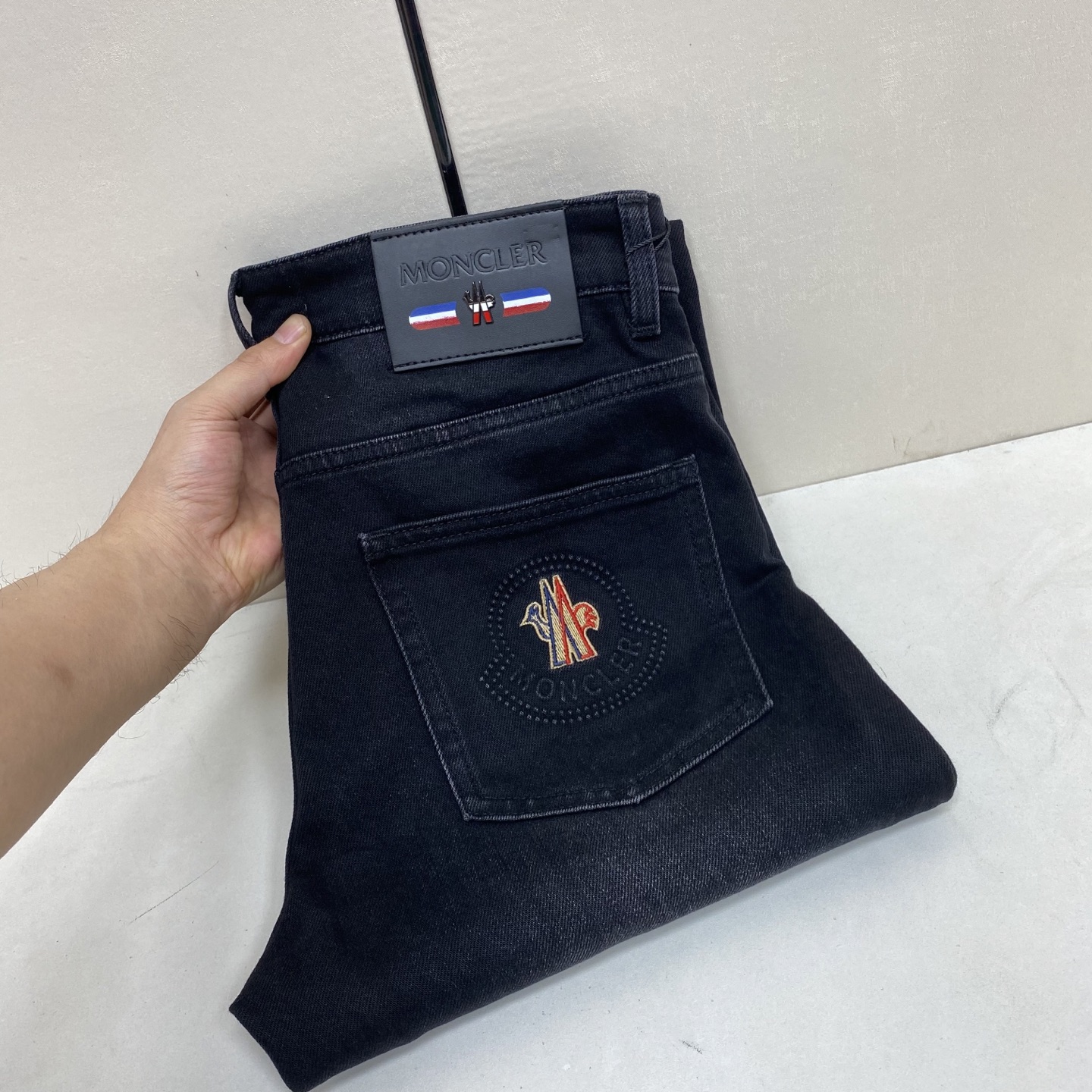 NO:936715,[Top version]. 2026 Autumn and Winter European Counter New Style, Super A Purchasing Level Overseas Trading Company Order Source, Top Original High-end Men's Customized Fashion Slim Small Straight Jeans 6951 Color Heavy Craftsmanship Fried Sand Washed, Picture Color Size 29-40 Fabric Denim Washed Jeans!  Luxurious experience. Customer-supplied trade channel. The simple and charming classic trousers are made of customer-supplied denim denim. The texture is thick, comfortable and breathable. The high-quality craftsmanship is top-notch, and the overall is very exquisite. The cuffing design of both the inside and outside is tight, and the use of poly-strand needle edge sealing technology highlights the luxury inner charm of the brand. The brand logo is full and thick, and the chiseled buttons are thick and rigorous, which brings a new fashion taste to this ordinary trousers!  The excipients are complete with three standards,,jeans,19860909【顶级版本】. 2026秋冬欧洲专柜新款 超A代购级别海外贸易公司订单货源,顶级原单高端男士定制时尚修身小直筒牛仔裤6951 颜色重工艺炒沙洗水,图片色 尺码29-40 面料丹宁水洗牛仔裤！奢华体验.客供贸易渠道,简约魅力的经典裤装采用客供丹宁牛仔 质感厚实舒适及透气效果也非常的好.高品质工艺化的裁剪堪称一流,整体非常精致,内外兼修铐边设计严丝合缝,运用聚股械针封边工艺彰显品牌奢华内在魅力品牌Logo字眼饱满厚实,凿刻型钮扣厚实严谨,给本平庸无奇的裤装带来了全新时尚品味！ 辅料三标齐全,,jeans,,Men's clothing