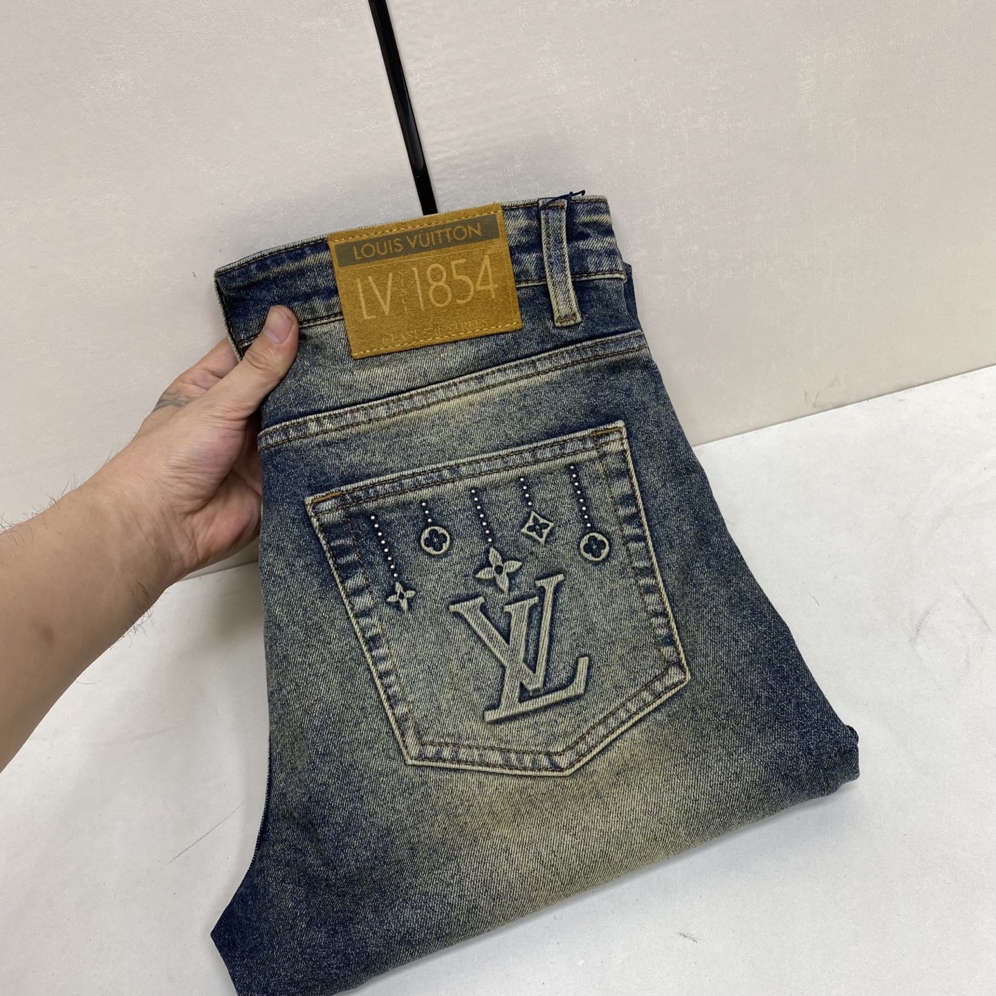 NO:936718,[Top version]. 2026 Autumn and Winter European Counter New Style, Super A Purchasing Level Overseas Trading Company Order Source, Top Original High-end Men's Customized Fashion Slim Small Straight Jeans 6936 Color Heavy Craftsmanship Fried Sand Washed, Picture Color Size 29-40 Fabric Denim Washed Jeans!  Luxurious experience. Customer-supplied trade channel. The simple and charming classic trousers are made of customer-supplied denim denim. The texture is thick, comfortable and breathable. The high-quality craftsmanship is top-notch, and the overall is very exquisite. The cuffing design of both the inside and outside is tight, and the use of poly-strand needle edge sealing technology highlights the luxury inner charm of the brand. The brand logo is full and thick, and the chiseled buttons are thick and rigorous, which brings a new fashion taste to this ordinary trousers!  The excipients are complete with three standards,,jeans,19860909【顶级版本】. 2026秋冬欧洲专柜新款 超A代购级别海外贸易公司订单货源,顶级原单高端男士定制时尚修身小直筒牛仔裤6936 颜色重工艺炒沙洗水,图片色 尺码29-40 面料丹宁水洗牛仔裤！奢华体验.客供贸易渠道,简约魅力的经典裤装采用客供丹宁牛仔 质感厚实舒适及透气效果也非常的好.高品质工艺化的裁剪堪称一流,整体非常精致,内外兼修铐边设计严丝合缝,运用聚股械针封边工艺彰显品牌奢华内在魅力品牌Logo字眼饱满厚实,凿刻型钮扣厚实严谨,给本平庸无奇的裤装带来了全新时尚品味！ 辅料三标齐全,,jeans,,Men's clothing