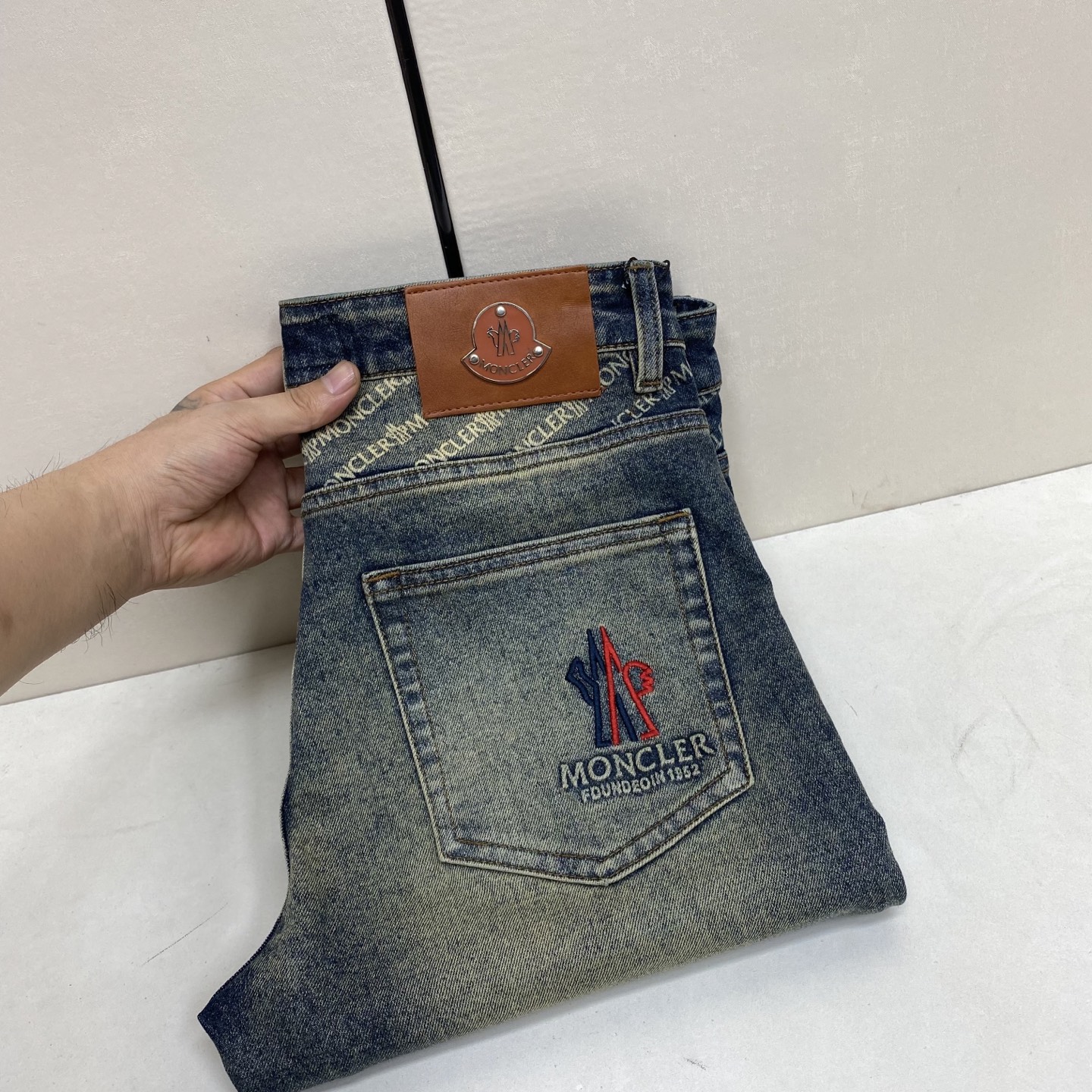 NO:936719,[Top version]. 2026 Autumn and Winter European Counter New Style, Super A Purchasing Level Overseas Trading Company Order Source, Top Original High-end Men's Customized Fashion Slim Small Straight Jeans 6937 Color Heavy Craftsmanship Fried Sand Washed, Picture Color Size 29-40 Fabric Denim Washed Jeans!  Luxurious experience. Customer-supplied trade channel. The simple and charming classic trousers are made of customer-supplied denim denim. The texture is thick, comfortable and breathable. The high-quality craftsmanship is top-notch, and the overall is very exquisite. The cuffing design of both the inside and outside is tight, and the use of poly-strand needle edge sealing technology highlights the luxury inner charm of the brand. The brand logo is full and thick, and the chiseled buttons are thick and rigorous, which brings a new fashion taste to this ordinary trousers!  The excipients are complete with three standards,,jeans,19860909【顶级版本】. 2026秋冬欧洲专柜新款 超A代购级别海外贸易公司订单货源,顶级原单高端男士定制时尚修身小直筒牛仔裤6937 颜色重工艺炒沙洗水,图片色 尺码29-40 面料丹宁水洗牛仔裤！奢华体验.客供贸易渠道,简约魅力的经典裤装采用客供丹宁牛仔 质感厚实舒适及透气效果也非常的好.高品质工艺化的裁剪堪称一流,整体非常精致,内外兼修铐边设计严丝合缝,运用聚股械针封边工艺彰显品牌奢华内在魅力品牌Logo字眼饱满厚实,凿刻型钮扣厚实严谨,给本平庸无奇的裤装带来了全新时尚品味！ 辅料三标齐全,,jeans,,Men's clothing