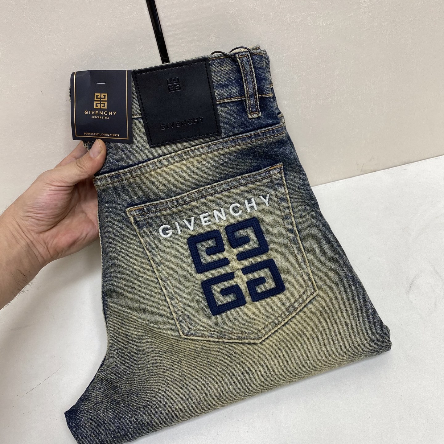 NO:936721,[Top version]. 2026 Autumn and Winter European Counter New Style, Super A Purchasing Level Overseas Trading Company Order Source, Top Original High-end Men's Custom Fashion Slim Small Straight Jeans 2601 Color Heavy Craftsmanship Fried Sand Washed, Picture Color Size 29-40 Fabric Denim Washed Jeans!  Luxurious experience. Customer-supplied trade channel. The simple and charming classic trousers are made of customer-supplied denim denim. The texture is thick, comfortable and breathable. The high-quality craftsmanship is top-notch, and the overall is very exquisite. The cuffing design of both the inside and outside is tight, and the use of poly-strand needle edge sealing technology highlights the luxury inner charm of the brand. The brand logo is full and thick, and the chiseled buttons are thick and rigorous, which brings a new fashion taste to this ordinary trousers!  The excipients are complete with three standards,,jeans,19860909【顶级版本】. 2026秋冬欧洲专柜新款 超A代购级别海外贸易公司订单货源,顶级原单高端男士定制时尚修身小直筒牛仔裤2601 颜色重工艺炒沙洗水,图片色 尺码29-40 面料丹宁水洗牛仔裤！奢华体验.客供贸易渠道,简约魅力的经典裤装采用客供丹宁牛仔 质感厚实舒适及透气效果也非常的好.高品质工艺化的裁剪堪称一流,整体非常精致,内外兼修铐边设计严丝合缝,运用聚股械针封边工艺彰显品牌奢华内在魅力品牌Logo字眼饱满厚实,凿刻型钮扣厚实严谨,给本平庸无奇的裤装带来了全新时尚品味！ 辅料三标齐全,,jeans,,Men's clothing