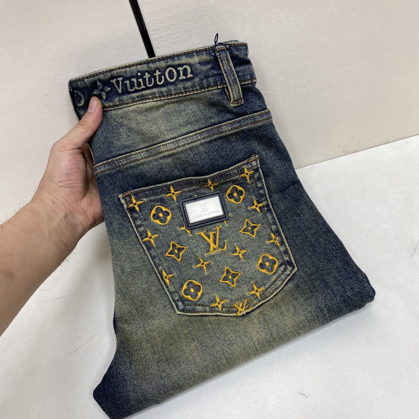 NO:936723,[Top version]. 2026 Autumn and Winter European Counter New Style, Super A Purchasing Level Overseas Trading Company Order Source, Top Original High-end Men's Customized Fashion Slim Small Straight Jeans 6945 Color Heavy Craftsmanship Fried Sand Washed, Picture Color Size 29-40 Fabric Denim Washed Jeans!  Luxurious experience. Customer-supplied trade channel. The simple and charming classic trousers are made of customer-supplied denim denim. The texture is thick, comfortable and breathable. The high-quality craftsmanship is top-notch, and the overall is very exquisite. The cuffing design of both the inside and outside is tight, and the use of poly-strand needle edge sealing technology highlights the luxury inner charm of the brand. The brand logo is full and thick, and the chiseled buttons are thick and rigorous, which brings a new fashion taste to this ordinary trousers!  The excipients are complete with three standards,,jeans,19860909【顶级版本】. 2026秋冬欧洲专柜新款 超A代购级别海外贸易公司订单货源,顶级原单高端男士定制时尚修身小直筒牛仔裤6945 颜色重工艺炒沙洗水,图片色 尺码29-40 面料丹宁水洗牛仔裤！奢华体验.客供贸易渠道,简约魅力的经典裤装采用客供丹宁牛仔 质感厚实舒适及透气效果也非常的好.高品质工艺化的裁剪堪称一流,整体非常精致,内外兼修铐边设计严丝合缝,运用聚股械针封边工艺彰显品牌奢华内在魅力品牌Logo字眼饱满厚实,凿刻型钮扣厚实严谨,给本平庸无奇的裤装带来了全新时尚品味！ 辅料三标齐全,,jeans,,Men's clothing