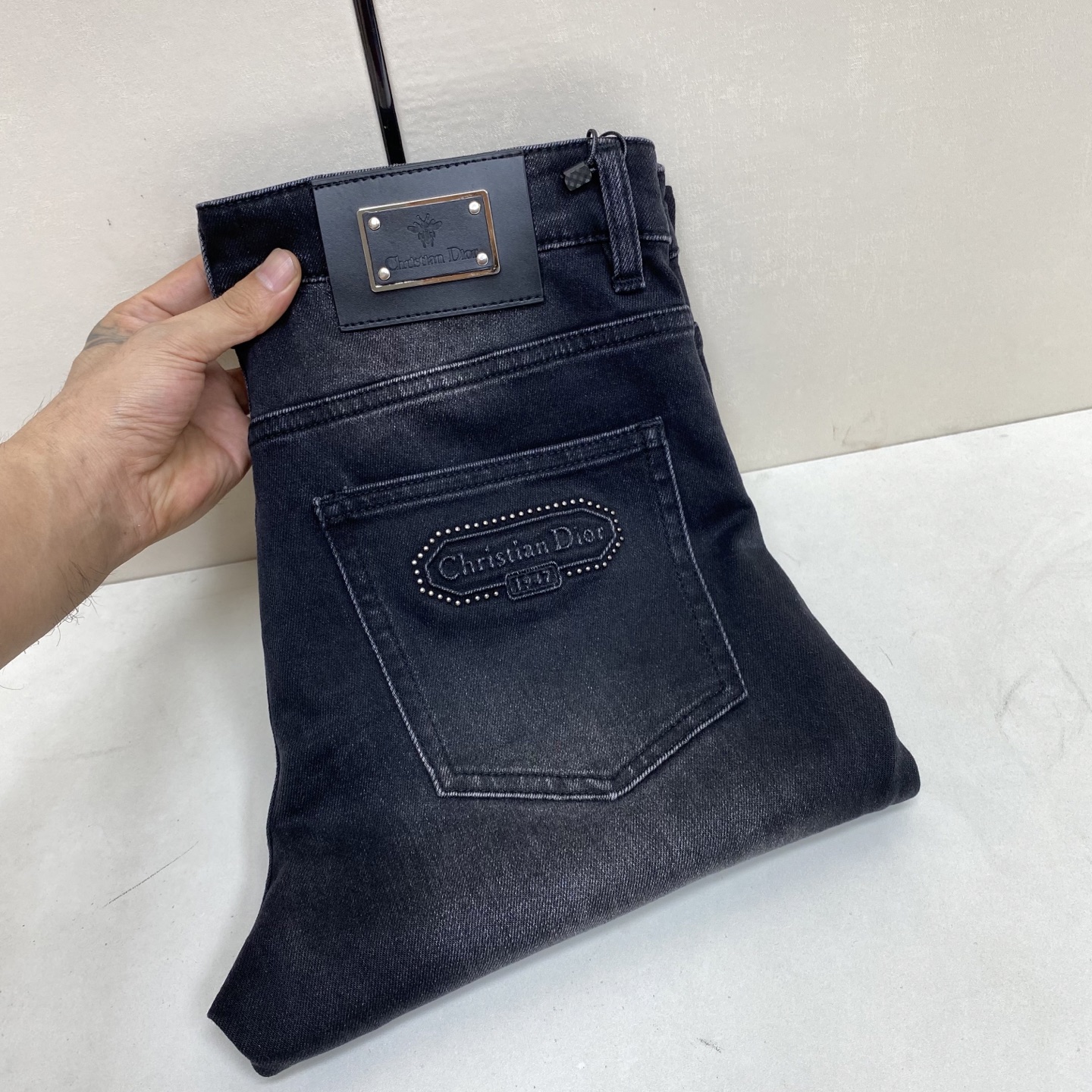 NO:936725,[Top version]. 2026 Autumn and Winter European Counter New Style, Super A Purchasing Level Overseas Trading Company Order Source, Top Original High-end Men's Customized Fashion Slim Small Straight Jeans 6955 Color Heavy Craftsmanship Fried Sand Washed, Picture Color Size 29-40 Fabric Denim Washed Jeans!  Luxurious experience. Customer-supplied trade channel. The simple and charming classic trousers are made of customer-supplied denim denim. The texture is thick, comfortable and breathable. The high-quality craftsmanship is top-notch, and the overall is very exquisite. The cuffing design of both the inside and outside is tight, and the use of poly-strand needle edge sealing technology highlights the luxury inner charm of the brand. The brand logo is full and thick, and the chiseled buttons are thick and rigorous, which brings a new fashion taste to this ordinary trousers!  The excipients are complete with three standards,,jeans,19860909【顶级版本】. 2026秋冬欧洲专柜新款 超A代购级别海外贸易公司订单货源,顶级原单高端男士定制时尚修身小直筒牛仔裤6955 颜色重工艺炒沙洗水,图片色 尺码29-40 面料丹宁水洗牛仔裤！奢华体验.客供贸易渠道,简约魅力的经典裤装采用客供丹宁牛仔 质感厚实舒适及透气效果也非常的好.高品质工艺化的裁剪堪称一流,整体非常精致,内外兼修铐边设计严丝合缝,运用聚股械针封边工艺彰显品牌奢华内在魅力品牌Logo字眼饱满厚实,凿刻型钮扣厚实严谨,给本平庸无奇的裤装带来了全新时尚品味！ 辅料三标齐全,,jeans,,Men's clothing