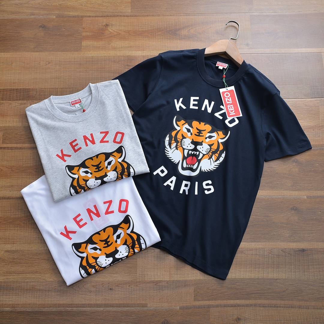 新款上炒鸡温暖好福利KENZ0 24春夏新品中性男女同款虎头图案休闲T恤这款T恤饰有新颖且与众不同的“KENZO Lucky Tiger”图案。Nigo设计的“Lucky Tiger”与Kenzo Takada设计的“大象”一起，成为本品牌的标志性吉祥物。这个中性款式采用了现代宽松版型。重新诠释的LUCKY TIGER刺绣图案结合了品牌吉祥物，展示了Nigo俏皮的一面 男女同款可搭超帅情侣款颜色：蓝色 白色 浅灰色码数：S M L XLS胸围1