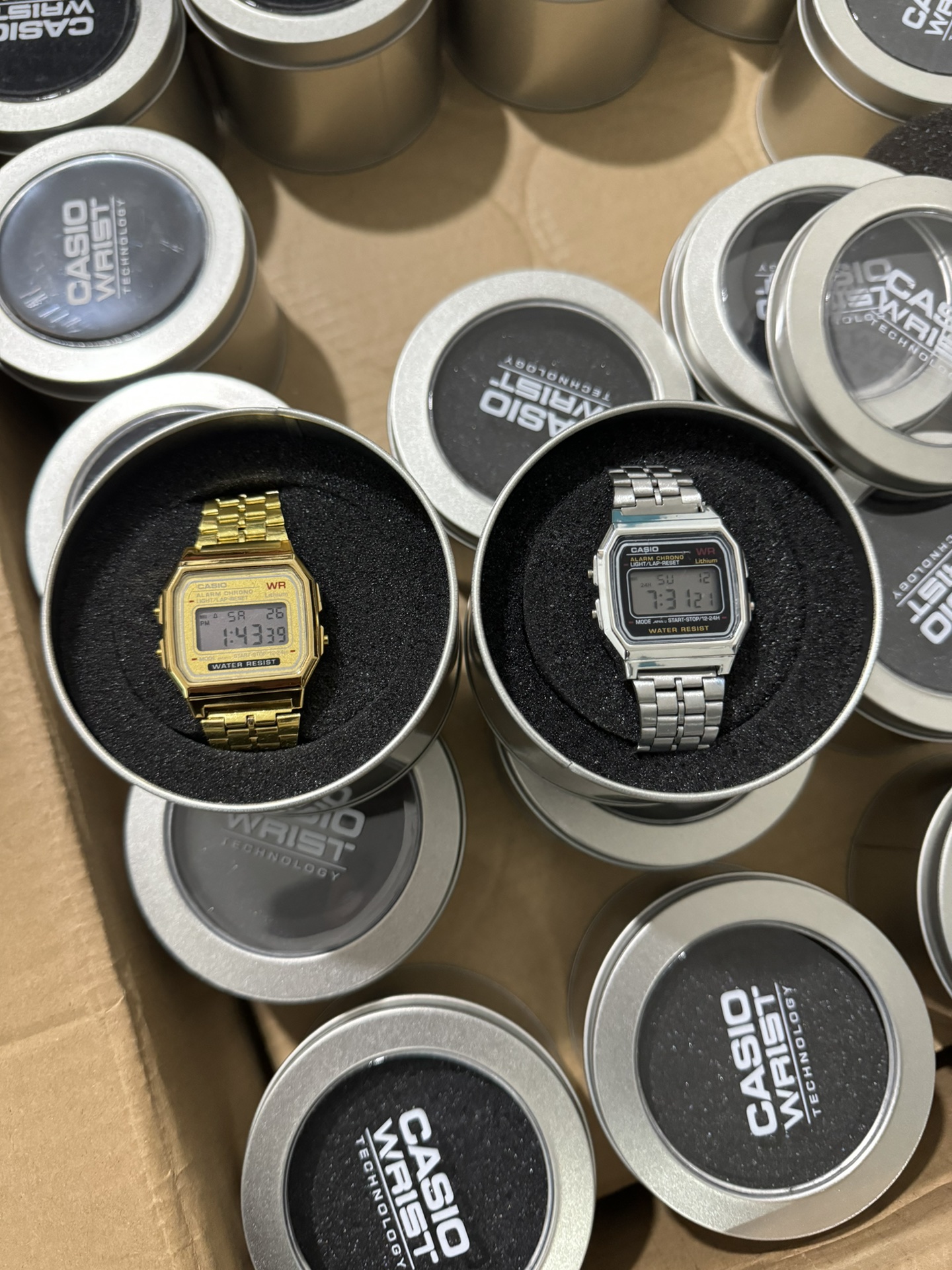 供货价:14💰『卡西欧银表』引流必备款
铁盒+5
【卡西欧银色方表】CASIO 卡西欧系列 数码系列复古小方块小银块电池石英电子手表钢带  AE-1200WHD-1A。
