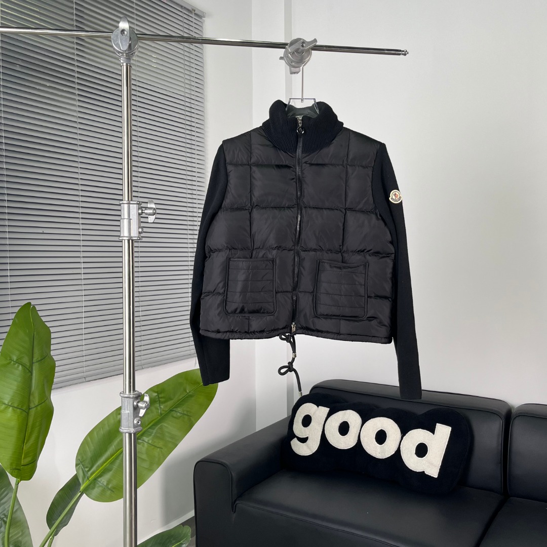 𝑴𝒐𝒏𝒄𝒍𝒆𝒓盟可睐  针织双口袋黑色
    Square-Quilted Padded Wool Zip-Up Cardigan 方形绗缝拉链长袖羽绒服  
    外层：锦纶100% 衣身里料：聚酯纤维100% 领部：羊毛100% 过肩：羊毛100% 填充物：羽绒90% 羽毛10% 细节填充物：聚酯纤维100% 袖子：羊毛100%
    女款 ；黑色