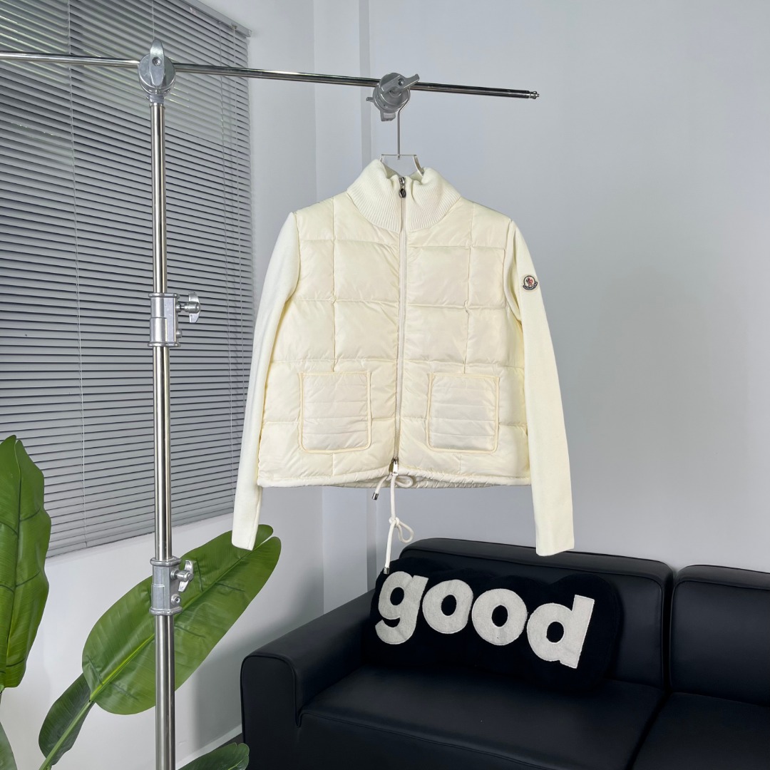 𝑴𝒐𝒏𝒄𝒍𝒆𝒓盟可睐  针织双口袋  米白 色
    Square-Quilted Padded Wool Zip-Up Cardigan 方形绗缝拉链长袖羽绒服  
    外层：锦纶100% 衣身里料：聚酯纤维100% 领部：羊毛100% 过肩：羊毛100% 填充物：羽绒90% 羽毛10% 细节填充物：聚酯纤维100% 袖子：羊毛100%
    女款 ；米白色