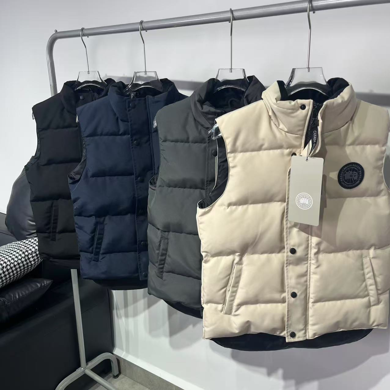 𝑪𝒂𝒏𝒂𝒅𝒂 𝑮𝒐𝒐𝒔𝒆加拿大鹅  挂架合集
颜色：黑色 藏青色 灰色 米白色