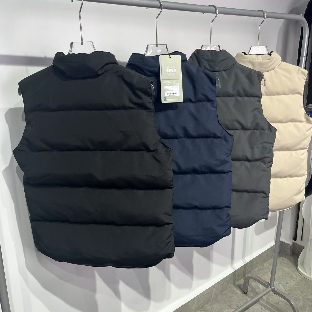 𝑪𝒂𝒏𝒂𝒅𝒂 𝑮𝒐𝒐𝒔𝒆加拿大鹅  挂架合集
颜色：黑色 藏青色 灰色 米白色