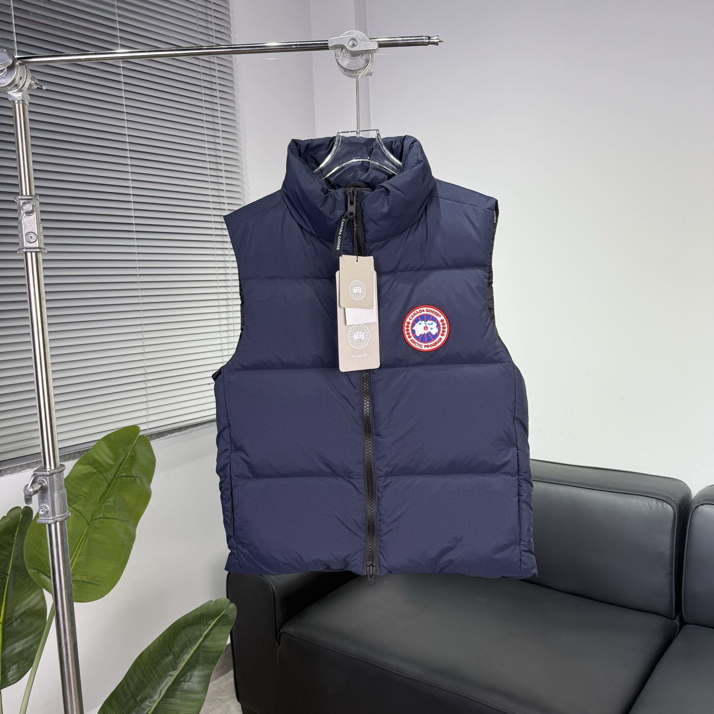 ——2804 M. Canada gooes加拿大鹅Lawrence 羽绒马甲(高版本) Lawrence 羽绒马甲采用耐用的外壳和绗缝衣身,是四季皆宜的常备单品.面料具有耐用的柔软触感.背面下摆较长,可以增强保护.背面反光双条纹抓带.Lawrence 具有精心设计的羽绒填充衣领,可阻挡强风,双向前拉链和更长的后下摆. 颜色:黑色红标 黑色黑标 沙漠色 蔚洋蓝