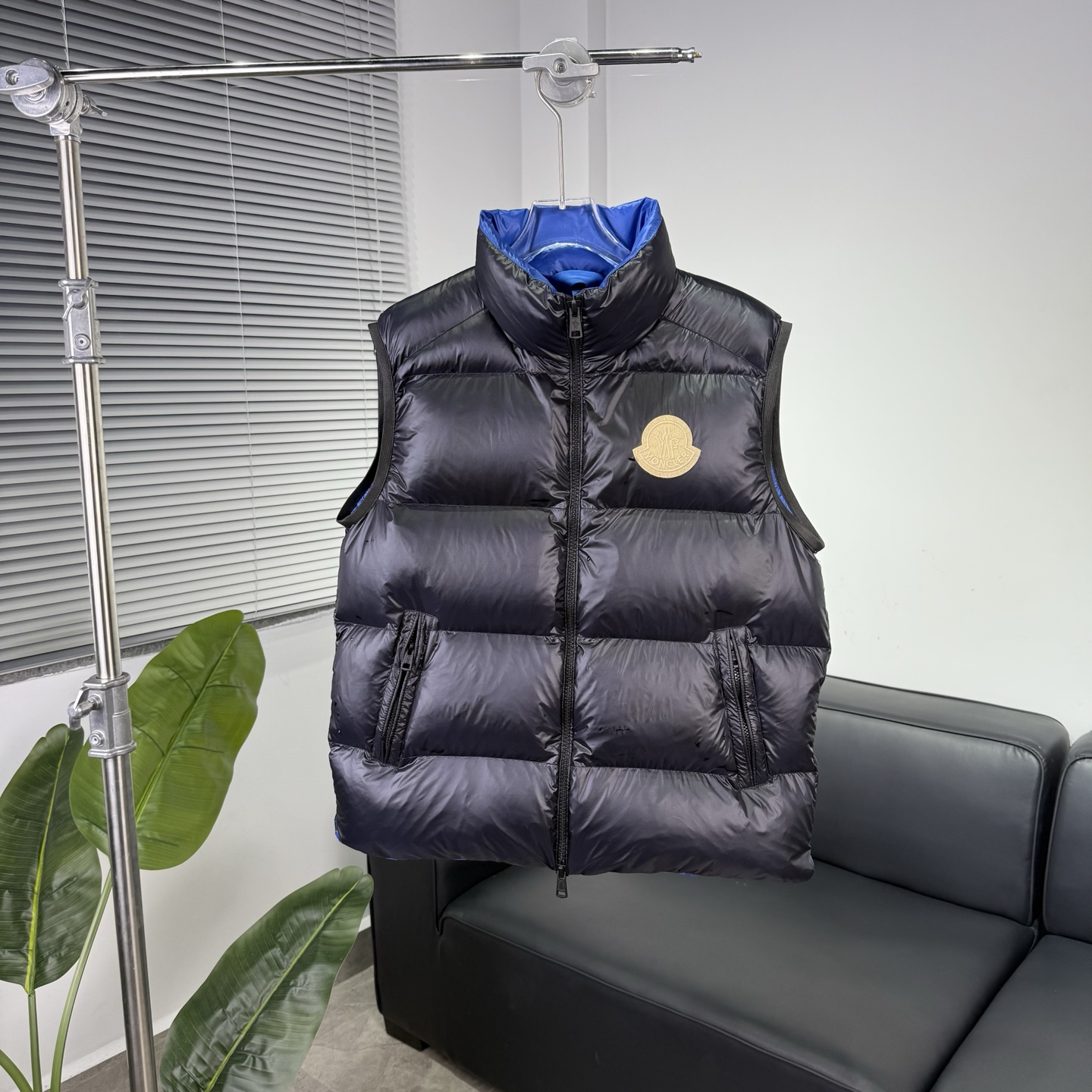 Moncler / 蓝胖马甲系列 黑色亮面防撕裂面料+高品质鹅绒填充,保暖力满分!拉链开合,实用又灵活.正面Moncler徽标,简约大气,细节精致,五金顺滑耐用.日常通勤、户外活动都能轻松驾驭,搭配外套或高领衫都很时髦哦~ 锋芒暗藏,掌控全场不费力的王牌色 🎯 立体建筑感剪裁,重塑冬日型格 沿袭Moncler经典绗缝工艺,却更显轻盈利落 贴合肩颈与腰线,修身却不紧绷,行动自在无拘束 → 不仅是保暖装备,更是移动的风格标签 → 室内外无缝切换,都市通勤与户外生活皆宜 尺码:1 2 3 4 5 产品颜色:黑色 👉