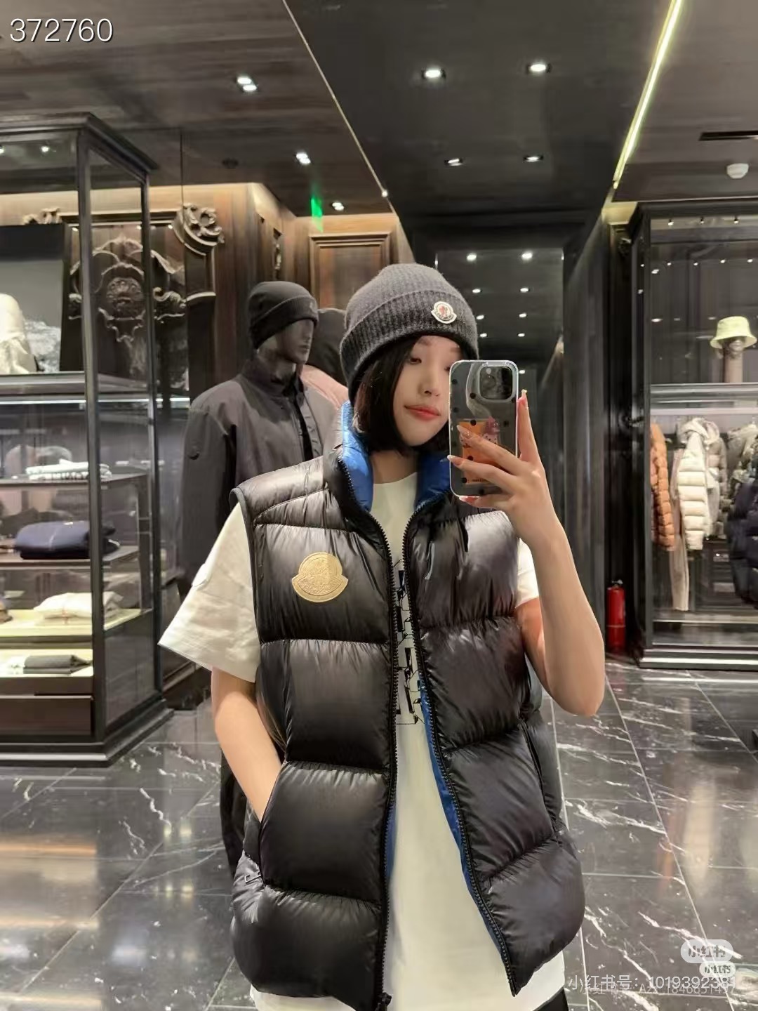 Moncler / 蓝胖马甲系列 黑色亮面防撕裂面料+高品质鹅绒填充,保暖力满分!拉链开合,实用又灵活.正面Moncler徽标,简约大气,细节精致,五金顺滑耐用.日常通勤、户外活动都能轻松驾驭,搭配外套或高领衫都很时髦哦~ 锋芒暗藏,掌控全场不费力的王牌色 🎯 立体建筑感剪裁,重塑冬日型格 沿袭Moncler经典绗缝工艺,却更显轻盈利落 贴合肩颈与腰线,修身却不紧绷,行动自在无拘束 → 不仅是保暖装备,更是移动的风格标签 → 室内外无缝切换,都市通勤与户外生活皆宜 尺码:1 2 3 4 5 产品颜色:黑色