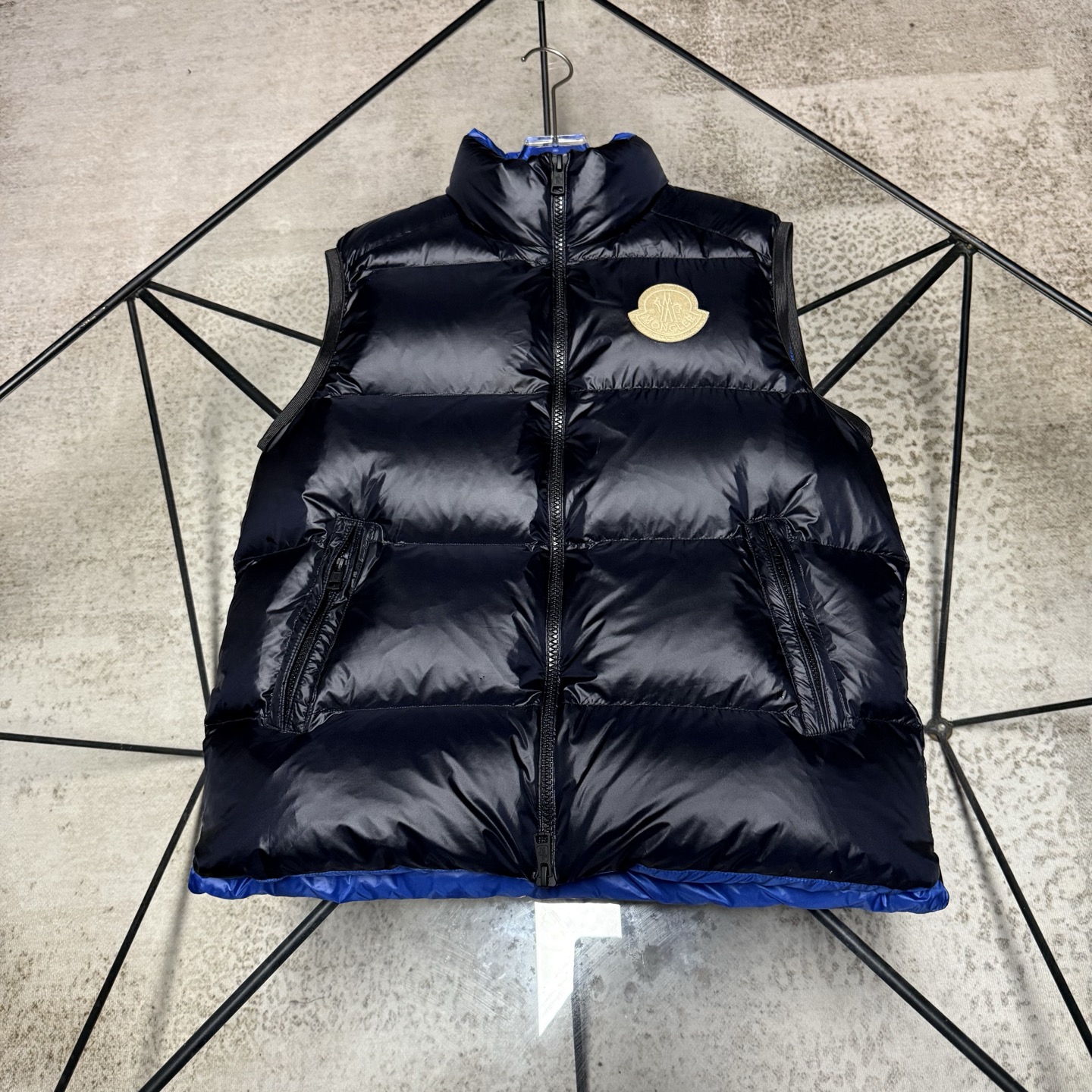📷|实拍平铺展示 Moncler / 蓝胖马甲系列 黑色亮面防撕裂面料+高品质鹅绒填充,保暖力满分!拉链开合,实用又灵活.正面Moncler徽标,简约大气,细节精致,五金顺滑耐用.日常通勤、户外活动都能轻松驾驭,搭配外套或高领衫都很时髦哦~ 锋芒暗藏,掌控全场不费力的王牌色 🎯 立体建筑感剪裁,重塑冬日型格 沿袭Moncler经典绗缝工艺,却更显轻盈利落 贴合肩颈与腰线,修身却不紧绷,行动自在无拘束 → 不仅是保暖装备,更是移动的风格标签 → 室内外无缝切换,都市通勤与户外生活皆宜 尺码:1 2 3 4 5 产品颜色:黑色