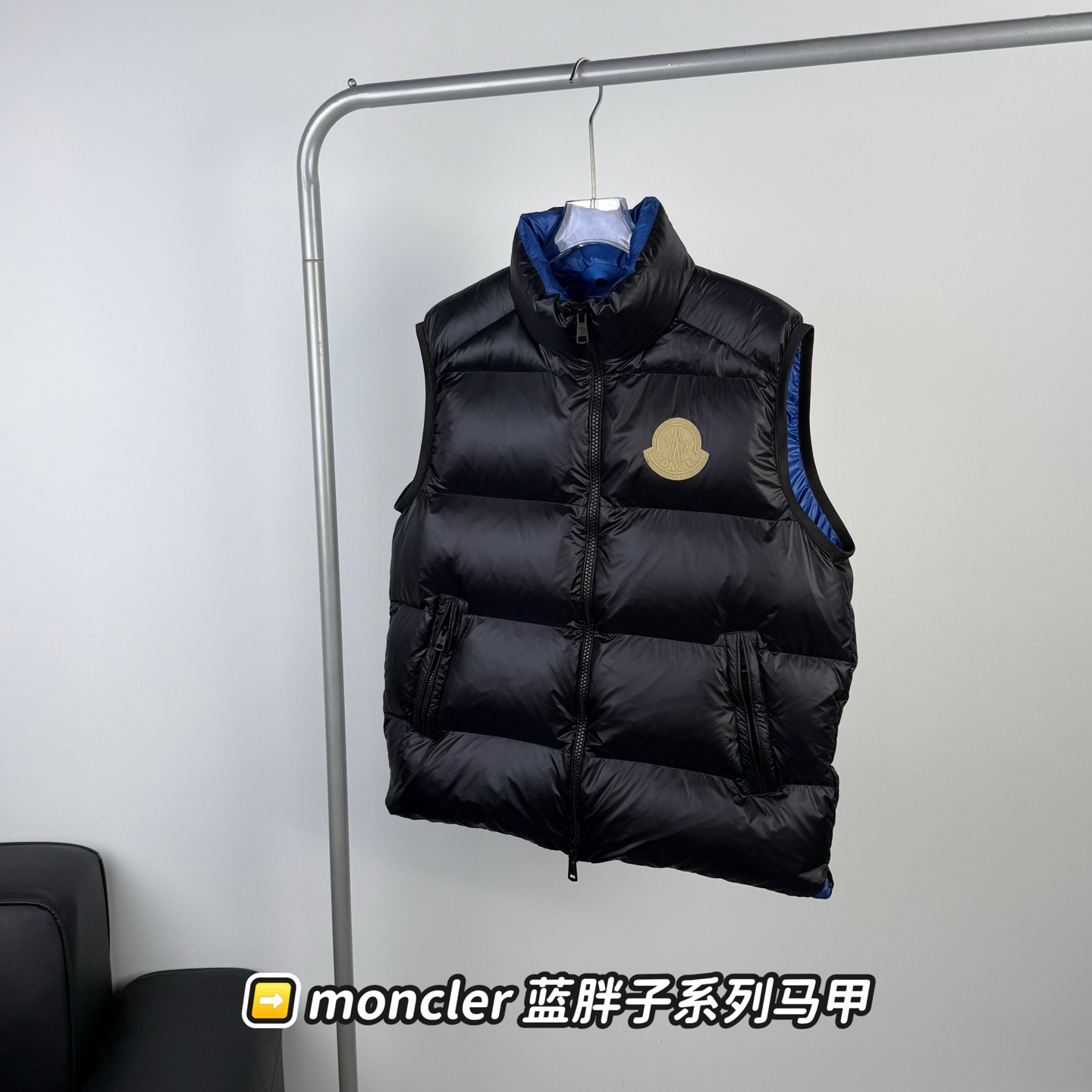 🎬:挂图实拍 Moncler / 蓝胖马甲系列 黑色亮面防撕裂面料+高品质鹅绒填充,保暖力满分!拉链开合,实用又灵活.正面Moncler徽标,简约大气,细节精致,五金顺滑耐用.日常通勤、户外活动都能轻松驾驭,搭配外套或高领衫都很时髦哦~ 锋芒暗藏,掌控全场不费力的王牌色 🎯 立体建筑感剪裁,重塑冬日型格 沿袭Moncler经典绗缝工艺,却更显轻盈利落 贴合肩颈与腰线,修身却不紧绷,行动自在无拘束 → 不仅是保暖装备,更是移动的风格标签 → 室内外无缝切换,都市通勤与户外生活皆宜 尺码:1 2 3 4 5 产品颜色:黑色