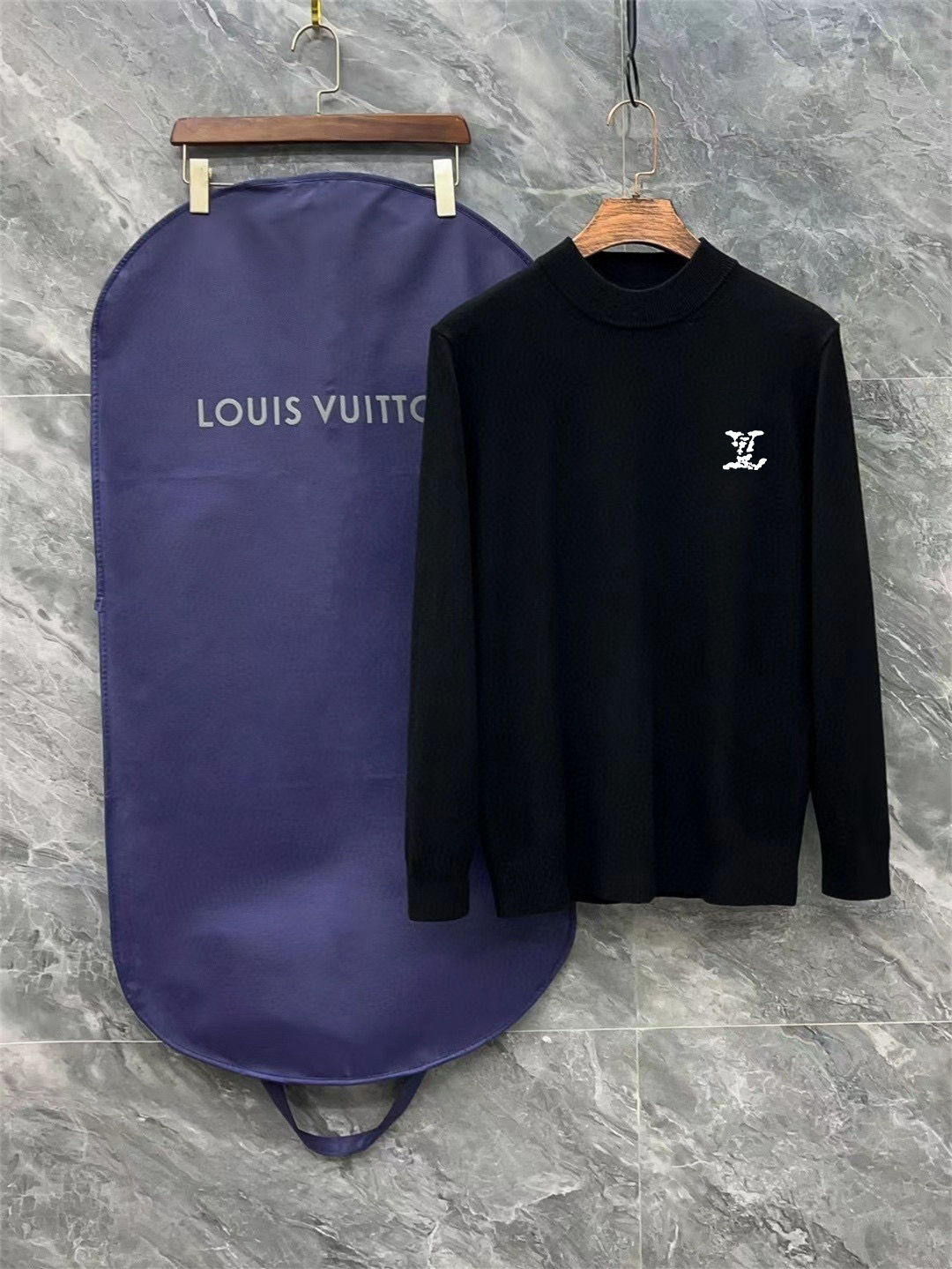NO:595401,LV Louis Vuitton complete 3-label logo three-dimensional silicone turtleneck sweater Fine wool blended sweater High-end customized collection for men and women Affiliated to the brand's high-end main line Patented top-grade yarn blending Interpret conventional styles with innovation. The configuration of the fabric is subversive. The details are remarkable. The most anticipated sweater in autumn and winter. Full of high-end sense. Outflowed from the brand's designated Zhejiang processing factory. High cost performance. Meri wool yarn is of excellent quality.  It feels super soft, delicate, soft, non-pilling and does not deform. It is available at all major counters at the same time. It is a must-have product every year. The product seems simple, the workmanship is extremely complicated, and the upper body is not picky. The upper body is extremely skin-friendly and comfortable. It can be worn close to the body alone with a jacket or as an outer layer. Color Black White Size M L XL 2XL 3XL, Louis vuitton, Louis vuitton, jackets & coats, sweaters, alexander  wang19860909LV 路易威登3标齐全 徽标立体硅胶半高领毛衣 精品羊毛混纺毛衫 男女款高端定制臻品系列 隶属品牌高端主线 专利顶级纱线混纺 以创新来阐释常规款式 面料的配置更是颠覆常往 细节可圈可点 秋冬季最值得期待的一款毛衣 满满的高级感 品牌指定浙江加工厂流出 性价比超高 美利羊毛纱线品质优良 手感超级柔软、细腻、柔软和不起球且不变形 各大柜台同步推出有售款 每年必出的的一款 商品看似简单 工艺极其复杂 而且上身不挑人 上身极致亲肤舒适 可贴身单穿外搭外套 也可单外穿 颜色 黑色 白色 码数M L XL 2XL 3XL,,louis vuitton,louis vuitton,jackets & coats,sweaters,alexander wang,Men's clothing