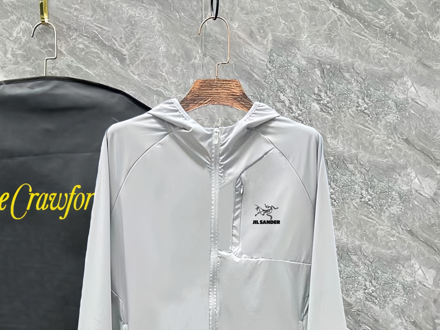 上新 P195 【高版本】
Arcteyx 始祖鸟 Training系列上新!男女款连帽运动外套轻薄夹克防晒衣。臻稀货源!迪家原单好货!男女款轻薄款运动外套防晒服 !一款多功能外套,可以是日常休闲穿搭一件普通外套,也可以炎炎夏日的防晒利器!也可以是晚风微凉时的一件风衣!料采用功能性防紫外线的锦纶材料!DWR防泼水效果!轻松对应恶劣气候环境 涉水或者是钓鱼等户外活动 ~上身效果轻薄无感,透气舒适,防晒系数高达SPF PA+++50.并且轻度防生活泼水!高科技Active运动裁剪,成衣灵活舒适,穿着版型更契合身型,方便日常休闲运动时穿着搭配!连帽设计搭配可调节松紧带,可灵活自如穿着,造型多样!前襟隐形拉链口袋设计,便捷携带生活小物品!两侧配有压胶拉链口袋!右肩经典硅胶logo设计,彰显品牌魅力!标准防晒防紫外线功能!满足户外活动对于身体和皮肤的保护!UVCOOL凉感科技加持!为季节特别打造 只为提供更多更好更舒适的穿着体验感!成衣全部采用英国高士缝合线制作!是普通缝线+50倍的牢固度和柔韧性 户外级别必选用料。懂货的兄弟们 应该知道这件外套成本的绝对不低!好货不多说!数量有限!卖完无补!
颜色:黑色,白色,
尺码: S-XL