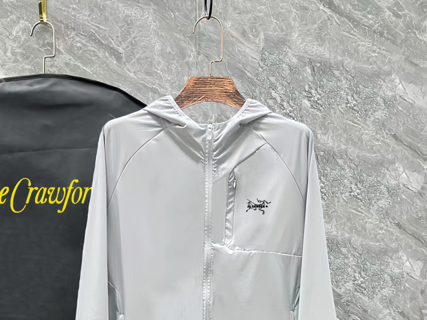 上新 P195 【高版本】
Arcteyx 始祖鸟 Training系列上新!男女款连帽运动外套轻薄夹克防晒衣。臻稀货源!迪家原单好货!男女款轻薄款运动外套防晒服 !一款多功能外套,可以是日常休闲穿搭一件普通外套,也可以炎炎夏日的防晒利器!也可以是晚风微凉时的一件风衣!料采用功能性防紫外线的锦纶材料!DWR防泼水效果!轻松对应恶劣气候环境 涉水或者是钓鱼等户外活动 ~上身效果轻薄无感,透气舒适,防晒系数高达SPF PA+++50.并且轻度防生活泼水!高科技Active运动裁剪,成衣灵活舒适,穿着版型更契合身型,方便日常休闲运动时穿着搭配!连帽设计搭配可调节松紧带,可灵活自如穿着,造型多样!前襟隐形拉链口袋设计,便捷携带生活小物品!两侧配有压胶拉链口袋!右肩经典硅胶logo设计,彰显品牌魅力!标准防晒防紫外线功能!满足户外活动对于身体和皮肤的保护!UVCOOL凉感科技加持!为季节特别打造 只为提供更多更好更舒适的穿着体验感!成衣全部采用英国高士缝合线制作!是普通缝线+50倍的牢固度和柔韧性 户外级别必选用料。懂货的兄弟们 应该知道这件外套成本的绝对不低!好货不多说!数量有限!卖完无补!
颜色:黑色,白色,
尺码: S-XL