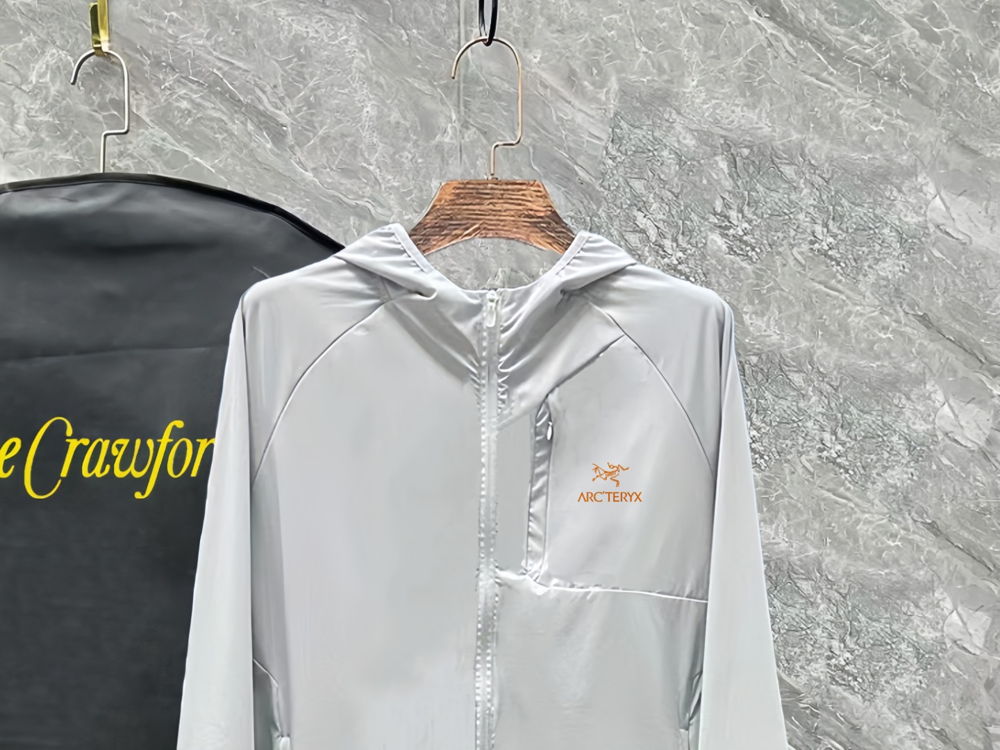 上新 P195 【高版本】
Arcteyx 始祖鸟 Training系列上新!男女款连帽运动外套轻薄夹克防晒衣。臻稀货源!迪家原单好货!男女款轻薄款运动外套防晒服 !一款多功能外套,可以是日常休闲穿搭一件普通外套,也可以炎炎夏日的防晒利器!也可以是晚风微凉时的一件风衣!料采用功能性防紫外线的锦纶材料!DWR防泼水效果!轻松对应恶劣气候环境 涉水或者是钓鱼等户外活动 ~上身效果轻薄无感,透气舒适,防晒系数高达SPF PA+++50.并且轻度防生活泼水!高科技Active运动裁剪,成衣灵活舒适,穿着版型更契合身型,方便日常休闲运动时穿着搭配!连帽设计搭配可调节松紧带,可灵活自如穿着,造型多样!前襟隐形拉链口袋设计,便捷携带生活小物品!两侧配有压胶拉链口袋!右肩经典硅胶logo设计,彰显品牌魅力!标准防晒防紫外线功能!满足户外活动对于身体和皮肤的保护!UVCOOL凉感科技加持!为季节特别打造 只为提供更多更好更舒适的穿着体验感!成衣全部采用英国高士缝合线制作!是普通缝线+50倍的牢固度和柔韧性 户外级别必选用料。懂货的兄弟们 应该知道这件外套成本的绝对不低!好货不多说!数量有限!卖完无补!
颜色:黑色,白色,
尺码: S-XL