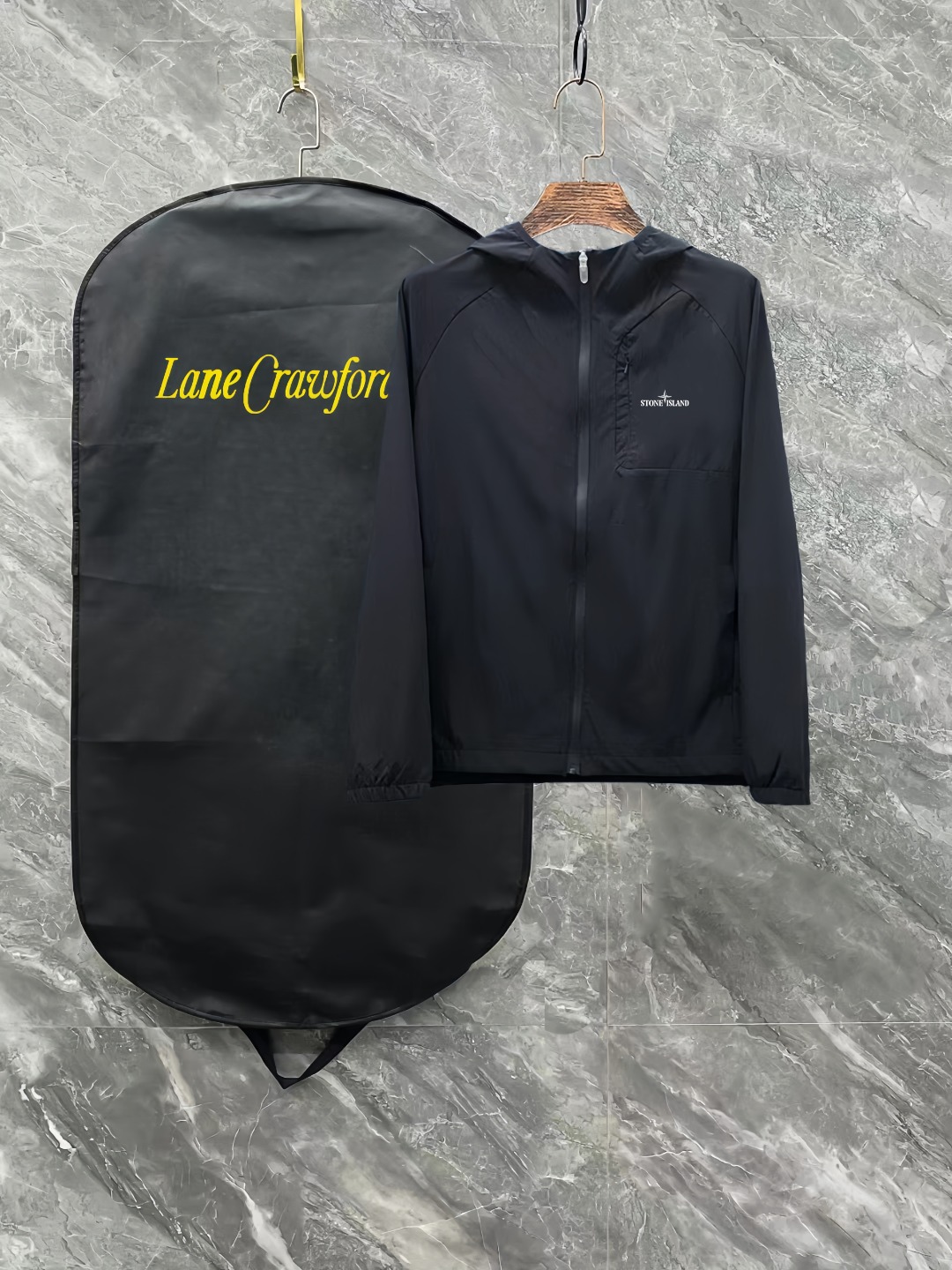 上新 P195 【高版本】
stone island 石头岛 Training系列上新!男女款连帽运动外套轻薄夹克防晒衣。臻稀货源!迪家原单好货!男女款轻薄款运动外套防晒服 !一款多功能外套,可以是日常休闲穿搭一件普通外套,也可以炎炎夏日的防晒利器!也可以是晚风微凉时的一件风衣!料采用功能性防紫外线的锦纶材料!DWR防泼水效果!轻松对应恶劣气候环境 涉水或者是钓鱼等户外活动 ~上身效果轻薄无感,透气舒适,防晒系数高达SPF PA+++50.并且轻度防生活泼水!高科技Active运动裁剪,成衣灵活舒适,穿着版型更契合身型,方便日常休闲运动时穿着搭配!连帽设计搭配可调节松紧带,可灵活自如穿着,造型多样!前襟隐形拉链口袋设计,便捷携带生活小物品!两侧配有压胶拉链口袋!右肩经典硅胶logo设计,彰显品牌魅力!标准防晒防紫外线功能!满足户外活动对于身体和皮肤的保护!UVCOOL凉感科技加持!为季节特别打造 只为提供更多更好更舒适的穿着体验感!成衣全部采用英国高士缝合线制作!是普通缝线+50倍的牢固度和柔韧性 户外级别必选用料。懂货的兄弟们 应该知道这件外套成本的绝对不低!好货不多说!数量有限!卖完无补!
颜色:黑色,白色,
尺码: S-XL