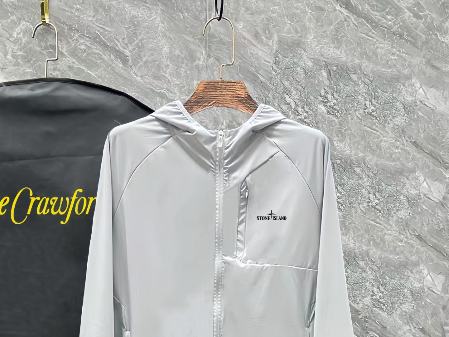 上新 P195 【高版本】
stone island 石头岛 Training系列上新!男女款连帽运动外套轻薄夹克防晒衣。臻稀货源!迪家原单好货!男女款轻薄款运动外套防晒服 !一款多功能外套,可以是日常休闲穿搭一件普通外套,也可以炎炎夏日的防晒利器!也可以是晚风微凉时的一件风衣!料采用功能性防紫外线的锦纶材料!DWR防泼水效果!轻松对应恶劣气候环境 涉水或者是钓鱼等户外活动 ~上身效果轻薄无感,透气舒适,防晒系数高达SPF PA+++50.并且轻度防生活泼水!高科技Active运动裁剪,成衣灵活舒适,穿着版型更契合身型,方便日常休闲运动时穿着搭配!连帽设计搭配可调节松紧带,可灵活自如穿着,造型多样!前襟隐形拉链口袋设计,便捷携带生活小物品!两侧配有压胶拉链口袋!右肩经典硅胶logo设计,彰显品牌魅力!标准防晒防紫外线功能!满足户外活动对于身体和皮肤的保护!UVCOOL凉感科技加持!为季节特别打造 只为提供更多更好更舒适的穿着体验感!成衣全部采用英国高士缝合线制作!是普通缝线+50倍的牢固度和柔韧性 户外级别必选用料。懂货的兄弟们 应该知道这件外套成本的绝对不低!好货不多说!数量有限!卖完无补!
颜色:黑色,白色,
尺码: S-XL