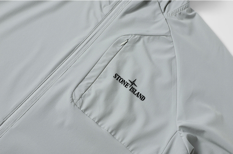上新 P195 【高版本】
stone island 石头岛 Training系列上新!男女款连帽运动外套轻薄夹克防晒衣。臻稀货源!迪家原单好货!男女款轻薄款运动外套防晒服 !一款多功能外套,可以是日常休闲穿搭一件普通外套,也可以炎炎夏日的防晒利器!也可以是晚风微凉时的一件风衣!料采用功能性防紫外线的锦纶材料!DWR防泼水效果!轻松对应恶劣气候环境 涉水或者是钓鱼等户外活动 ~上身效果轻薄无感,透气舒适,防晒系数高达SPF PA+++50.并且轻度防生活泼水!高科技Active运动裁剪,成衣灵活舒适,穿着版型更契合身型,方便日常休闲运动时穿着搭配!连帽设计搭配可调节松紧带,可灵活自如穿着,造型多样!前襟隐形拉链口袋设计,便捷携带生活小物品!两侧配有压胶拉链口袋!右肩经典硅胶logo设计,彰显品牌魅力!标准防晒防紫外线功能!满足户外活动对于身体和皮肤的保护!UVCOOL凉感科技加持!为季节特别打造 只为提供更多更好更舒适的穿着体验感!成衣全部采用英国高士缝合线制作!是普通缝线+50倍的牢固度和柔韧性 户外级别必选用料。懂货的兄弟们 应该知道这件外套成本的绝对不低!好货不多说!数量有限!卖完无补!
颜色:黑色,白色,
尺码: S-XL