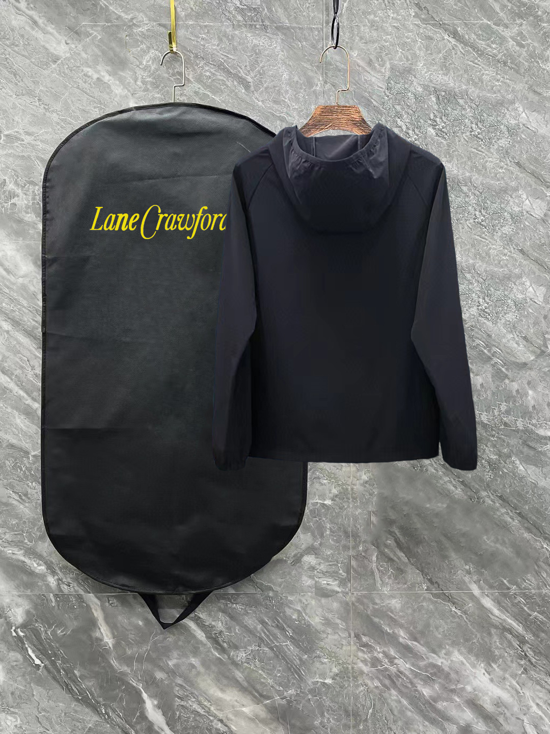上新 P195 【高版本】
stone island 石头岛 Training系列上新!男女款连帽运动外套轻薄夹克防晒衣。臻稀货源!迪家原单好货!男女款轻薄款运动外套防晒服 !一款多功能外套,可以是日常休闲穿搭一件普通外套,也可以炎炎夏日的防晒利器!也可以是晚风微凉时的一件风衣!料采用功能性防紫外线的锦纶材料!DWR防泼水效果!轻松对应恶劣气候环境 涉水或者是钓鱼等户外活动 ~上身效果轻薄无感,透气舒适,防晒系数高达SPF PA+++50.并且轻度防生活泼水!高科技Active运动裁剪,成衣灵活舒适,穿着版型更契合身型,方便日常休闲运动时穿着搭配!连帽设计搭配可调节松紧带,可灵活自如穿着,造型多样!前襟隐形拉链口袋设计,便捷携带生活小物品!两侧配有压胶拉链口袋!右肩经典硅胶logo设计,彰显品牌魅力!标准防晒防紫外线功能!满足户外活动对于身体和皮肤的保护!UVCOOL凉感科技加持!为季节特别打造 只为提供更多更好更舒适的穿着体验感!成衣全部采用英国高士缝合线制作!是普通缝线+50倍的牢固度和柔韧性 户外级别必选用料。懂货的兄弟们 应该知道这件外套成本的绝对不低!好货不多说!数量有限!卖完无补!
颜色:黑色,白色,
尺码: S-XL