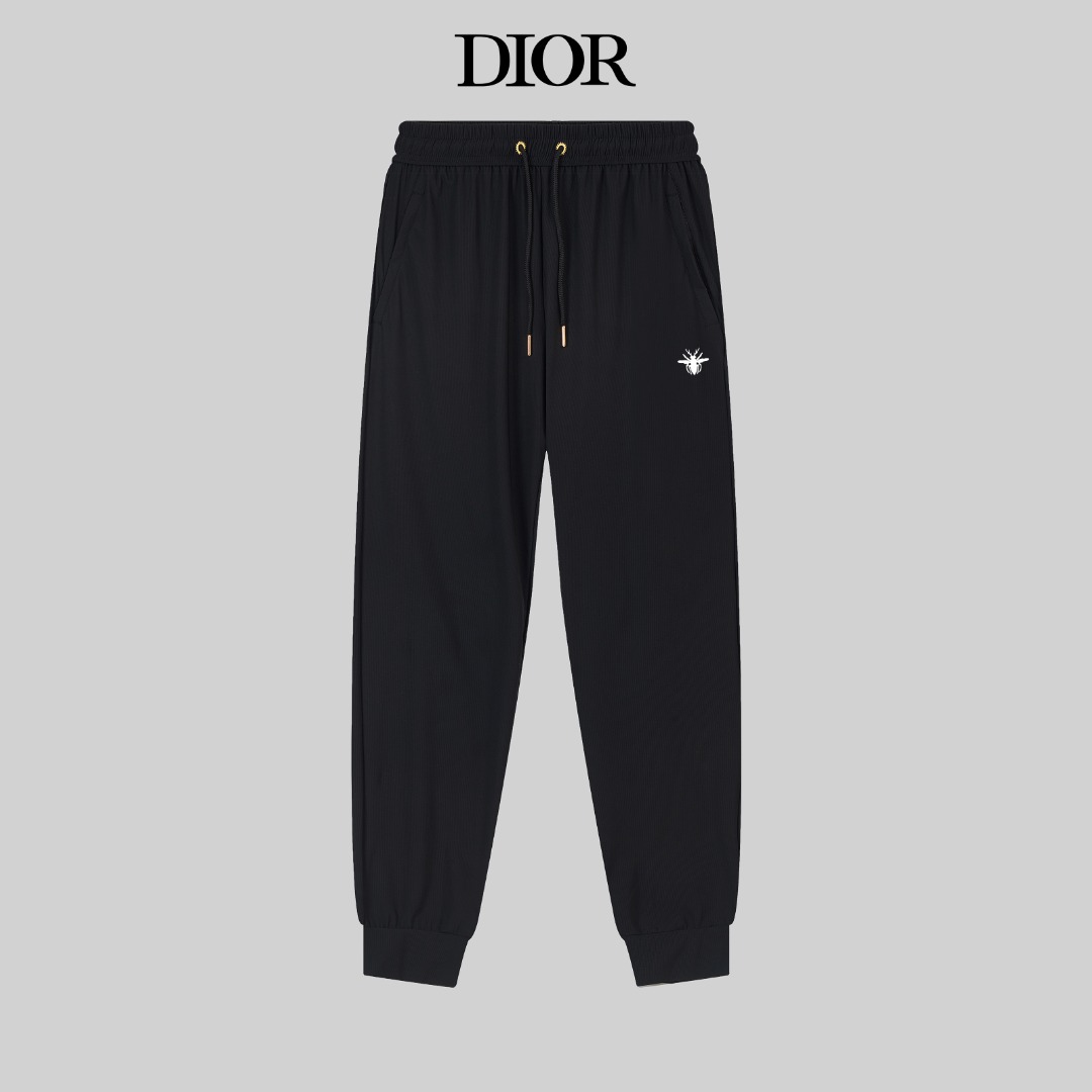 NO:438715,Dior Spring and Summer New Style, Two-color High-quality Thin Sports and Casual Ice Silk Pants, Smooth, Comfortable, Anti-Wrinkle-Free Pants, Soft Texture, Slightly Elastic, Cool Ice Silk Pants, Elastic Bands at the Waist, Fashionable and Trendy, Neatly Line, Sports and Leisure!  All kinds of figures can be easily controlled. Classic two colors are available. New summer products are versatile and not picky. The upper body is very simple, handsome and stylish. Both men and women can easily control it. Color Black Gray Size S-XL,,dior,dior,alexander wang19860909Dior 迪奥春夏季新款 两色高品质薄款运动休闲冰丝裤 爽滑舒适抗皱无痕的好裤子 质感柔软 手感微弹 ,清凉冰丝裤 腰部松紧带, 版型设计时尚潮流  走线工整整齐,运动休闲皆宜！ 各种身材都可轻松驾驭 经典两色可选 夏季新品 百搭不挑人 上身非常简单帅气有型的一款 男女情侣款都能轻松驾驭. 颜色 黑色 灰色 尺码S-XL,,dior,dior,alexander wang,Men's clothing