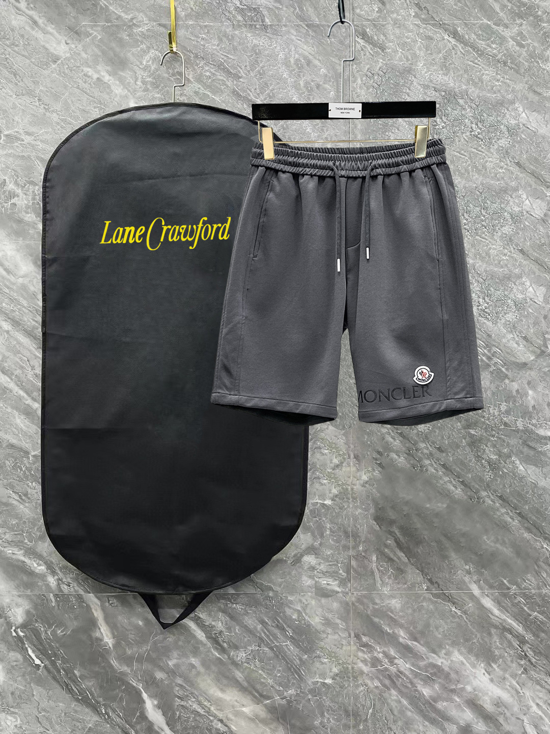 P125 Moncler 蒙口~ Pantalones cortos casuales de la nueva temporada de primavera/verano. El diseño original ofrece un est…