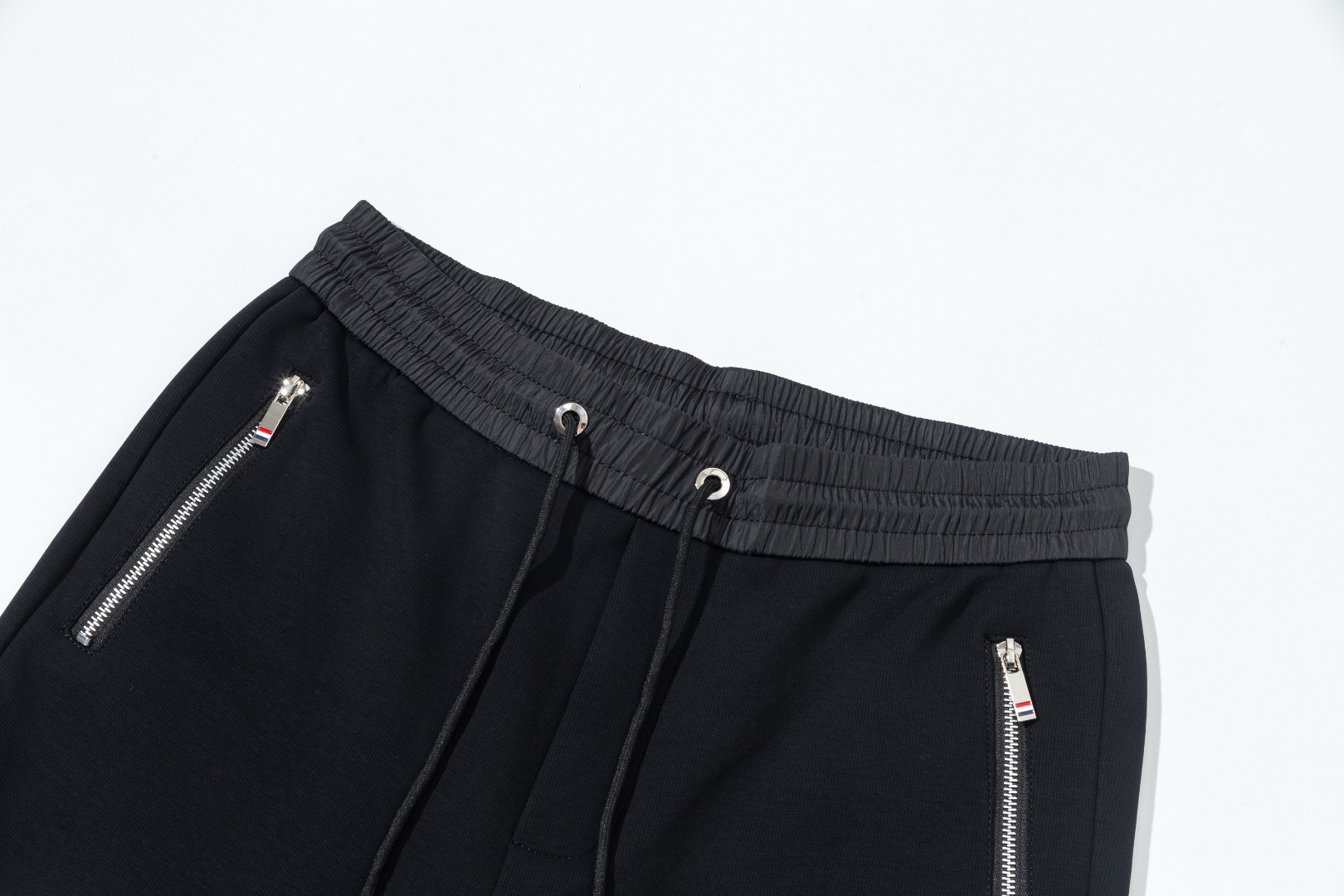 PJN Moncler 蒙口25秋季新款裤子 欧洲贸易渠道,意大利海外仓直发,海外精品限定销售. 25SS新款休闲时尚卫裤,这款卫裤采用大牌的设计打造时尚潮流感,细节处理精致到位,展现超高的品质. 裤身上点缀标志性品牌标识,彰显品牌格调,打造时尚多样的造型.100%进口面料精心打造,柔软舒适,还亲肤保暖,是居家和外出都很舒适的一款裤子,随便搭个外套卫衣就可以出门啦~ 颜色:黑色