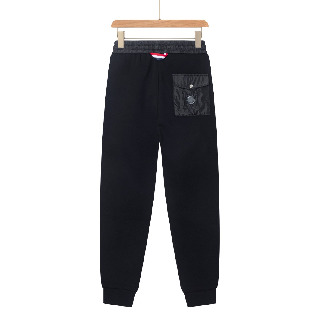 PJN Moncler 蒙口25秋季新款裤子 欧洲贸易渠道,意大利海外仓直发,海外精品限定销售. 25SS新款休闲时尚卫裤,这款卫裤采用大牌的设计打造时尚潮流感,细节处理精致到位,展现超高的品质. 裤身上点缀标志性品牌标识,彰显品牌格调,打造时尚多样的造型.100%进口面料精心打造,柔软舒适,还亲肤保暖,是居家和外出都很舒适的一款裤子,随便搭个外套卫衣就可以出门啦~ 颜色:黑色