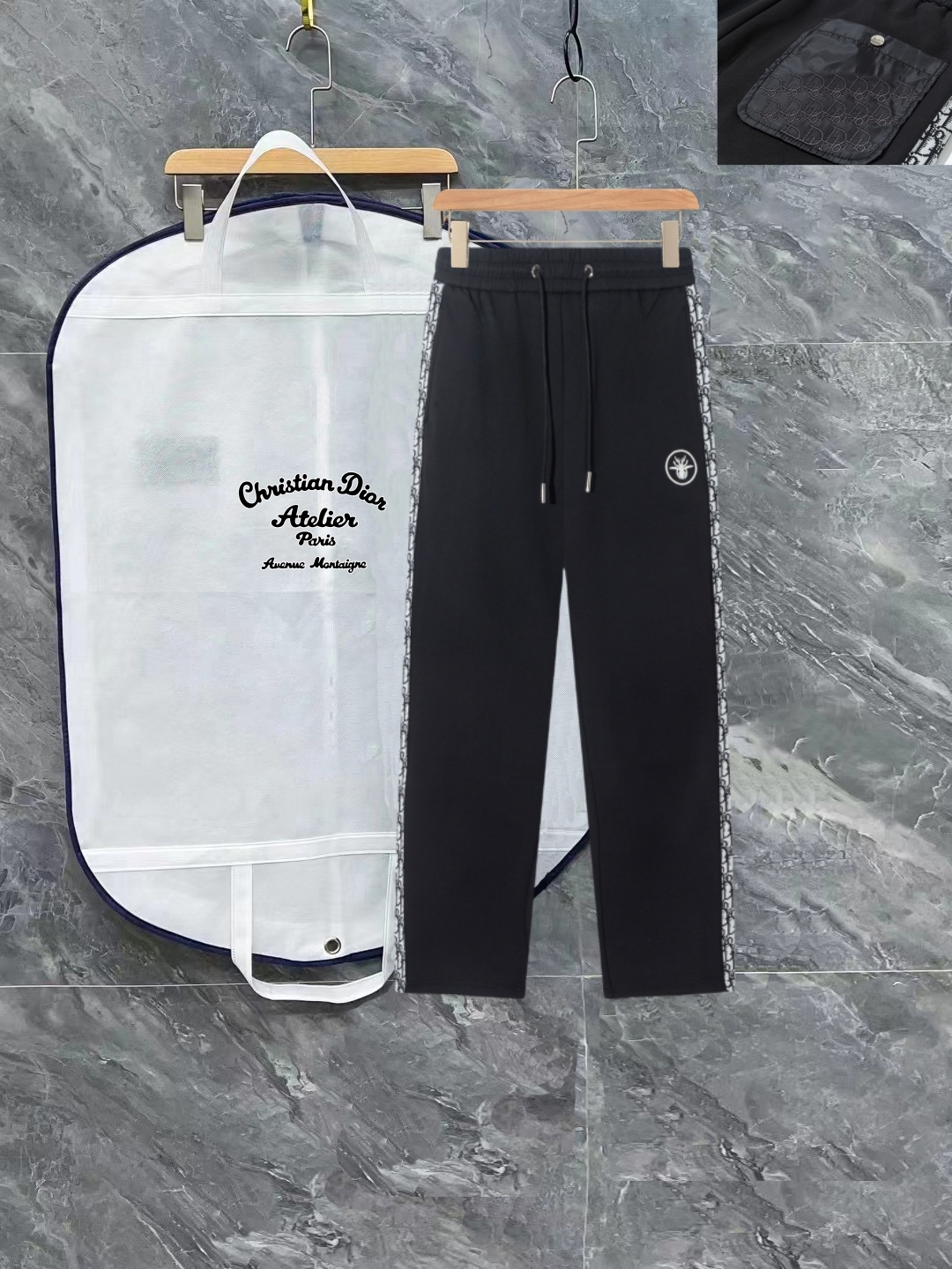 PJN💰285 Dior 迪奥秋季新款裤子 欧洲贸易渠道，意大利海外仓直发，海外精品限定销售。

SS新款休闲时尚卫裤，这款卫裤采用大牌的设计打造时尚潮流感，细节处理精致到位，展现超高的品质。

裤身上点缀标志性品牌标识，彰显品牌格调，打造时尚多样的造型。100%进口面料精心打造，柔软舒适，还亲肤保暖，是居家和外出都很舒适的一款裤子，随便搭个外套卫衣就可以出门啦~

颜色:黑色

尺码:M L XL 2XL 3XL