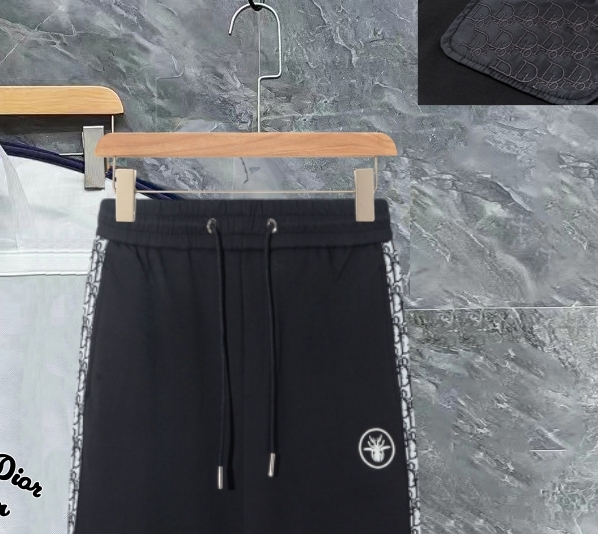 PJN💰285 Dior 迪奥秋季新款裤子 欧洲贸易渠道，意大利海外仓直发，海外精品限定销售。

SS新款休闲时尚卫裤，这款卫裤采用大牌的设计打造时尚潮流感，细节处理精致到位，展现超高的品质。

裤身上点缀标志性品牌标识，彰显品牌格调，打造时尚多样的造型。100%进口面料精心打造，柔软舒适，还亲肤保暖，是居家和外出都很舒适的一款裤子，随便搭个外套卫衣就可以出门啦~

颜色:黑色

尺码:M L XL 2XL 3XL