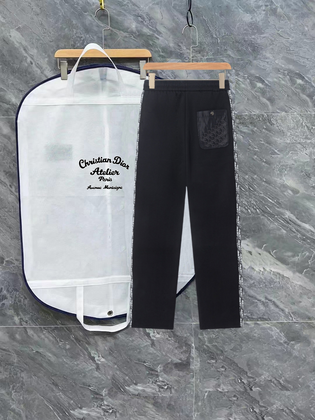 PJN💰285 Dior 迪奥秋季新款裤子 欧洲贸易渠道，意大利海外仓直发，海外精品限定销售。

SS新款休闲时尚卫裤，这款卫裤采用大牌的设计打造时尚潮流感，细节处理精致到位，展现超高的品质。

裤身上点缀标志性品牌标识，彰显品牌格调，打造时尚多样的造型。100%进口面料精心打造，柔软舒适，还亲肤保暖，是居家和外出都很舒适的一款裤子，随便搭个外套卫衣就可以出门啦~

颜色:黑色

尺码:M L XL 2XL 3XL