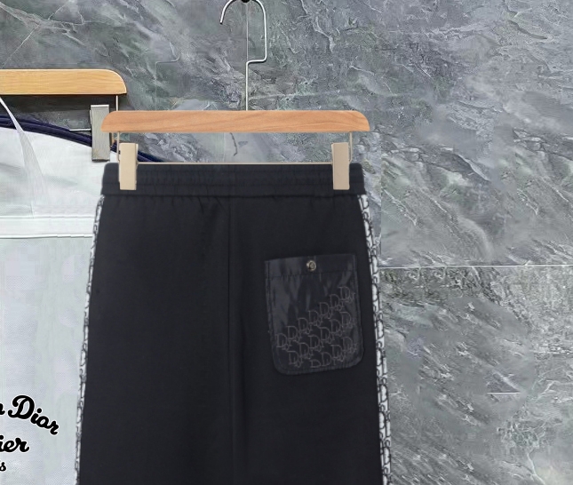 PJN💰285 Dior 迪奥秋季新款裤子 欧洲贸易渠道，意大利海外仓直发，海外精品限定销售。

SS新款休闲时尚卫裤，这款卫裤采用大牌的设计打造时尚潮流感，细节处理精致到位，展现超高的品质。

裤身上点缀标志性品牌标识，彰显品牌格调，打造时尚多样的造型。100%进口面料精心打造，柔软舒适，还亲肤保暖，是居家和外出都很舒适的一款裤子，随便搭个外套卫衣就可以出门啦~

颜色:黑色

尺码:M L XL 2XL 3XL